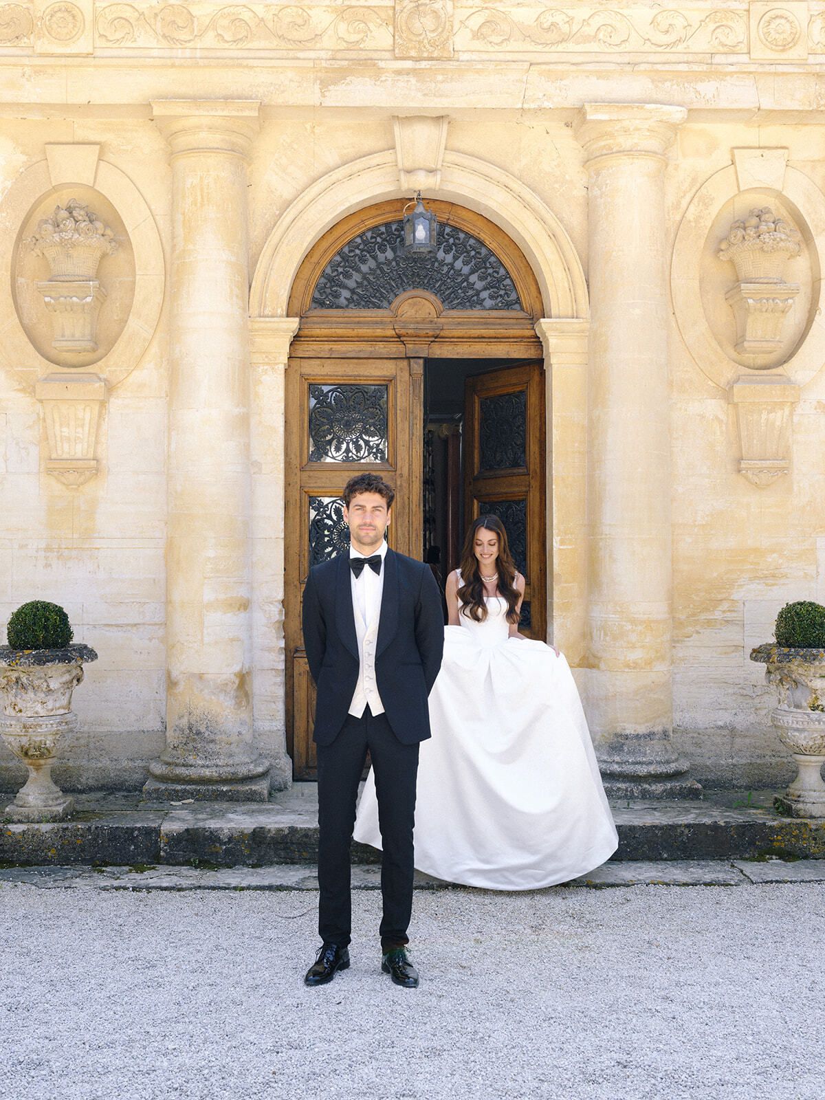 Novios en la puerta tallada del Château Martinay