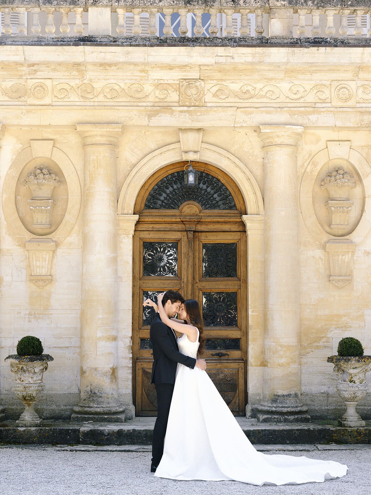 Pareja besándose en la puerta en arco del Château Martinay, Provenza