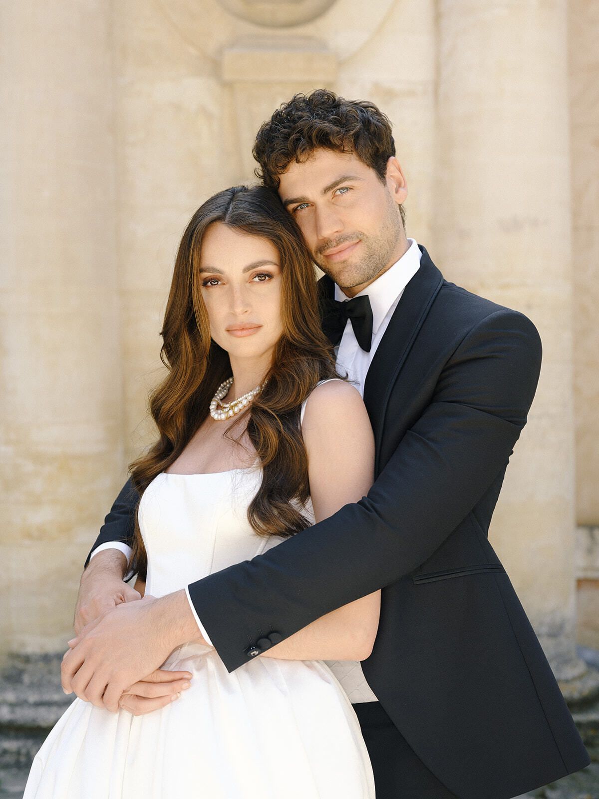 Novio abrazando a la novia por detrás, Château Martinay