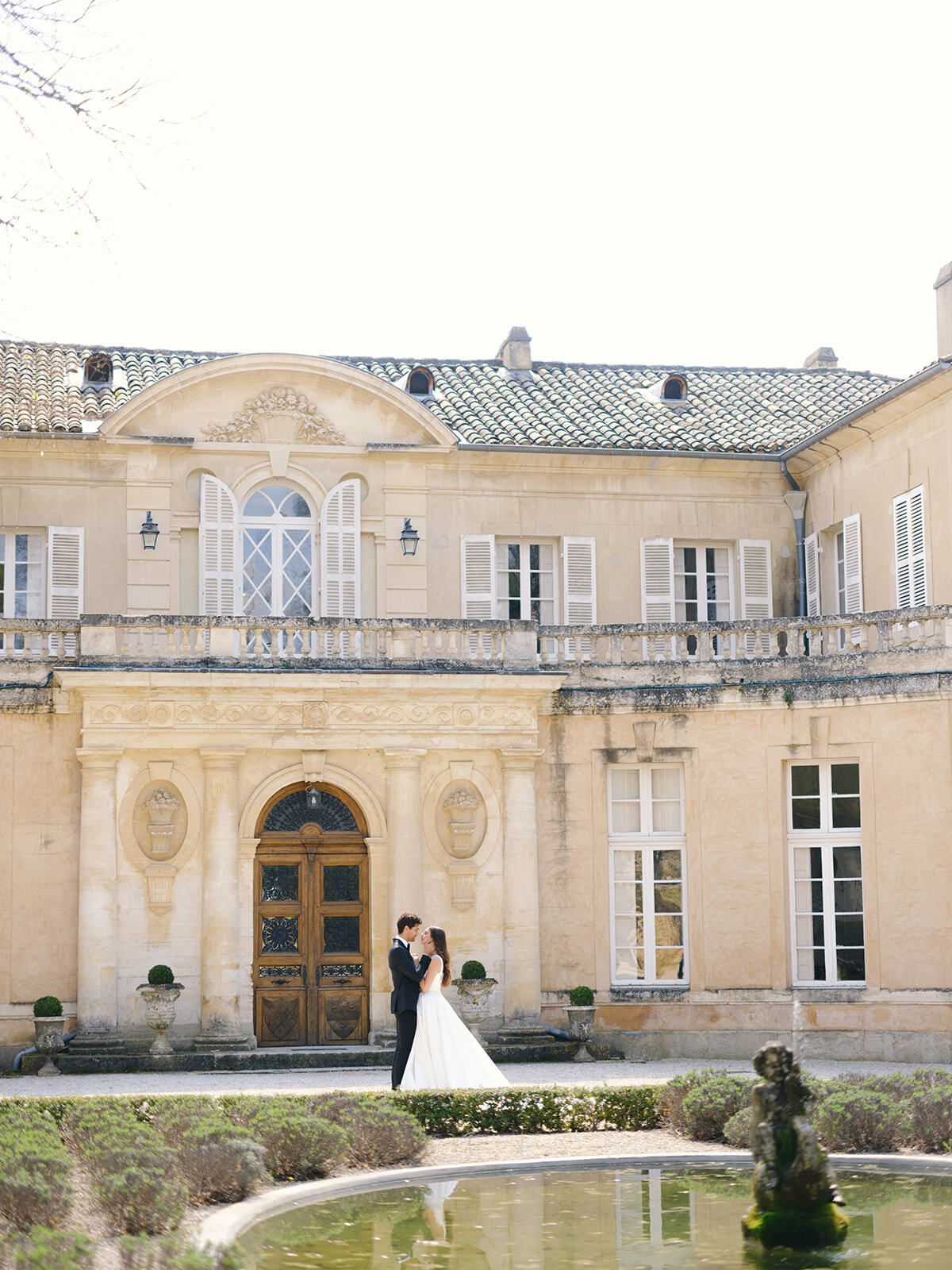 Novios ante el Château Martinay y su fuente