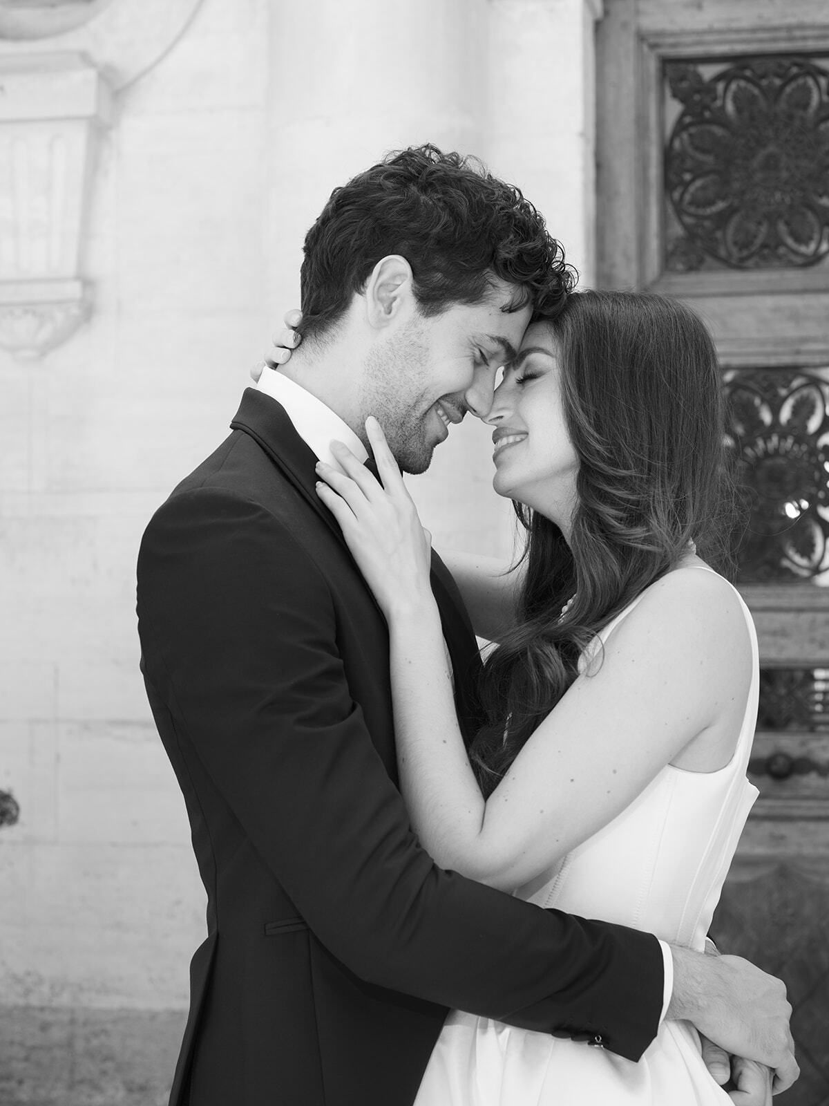 Foto en blanco y negro de los novios frente con frente