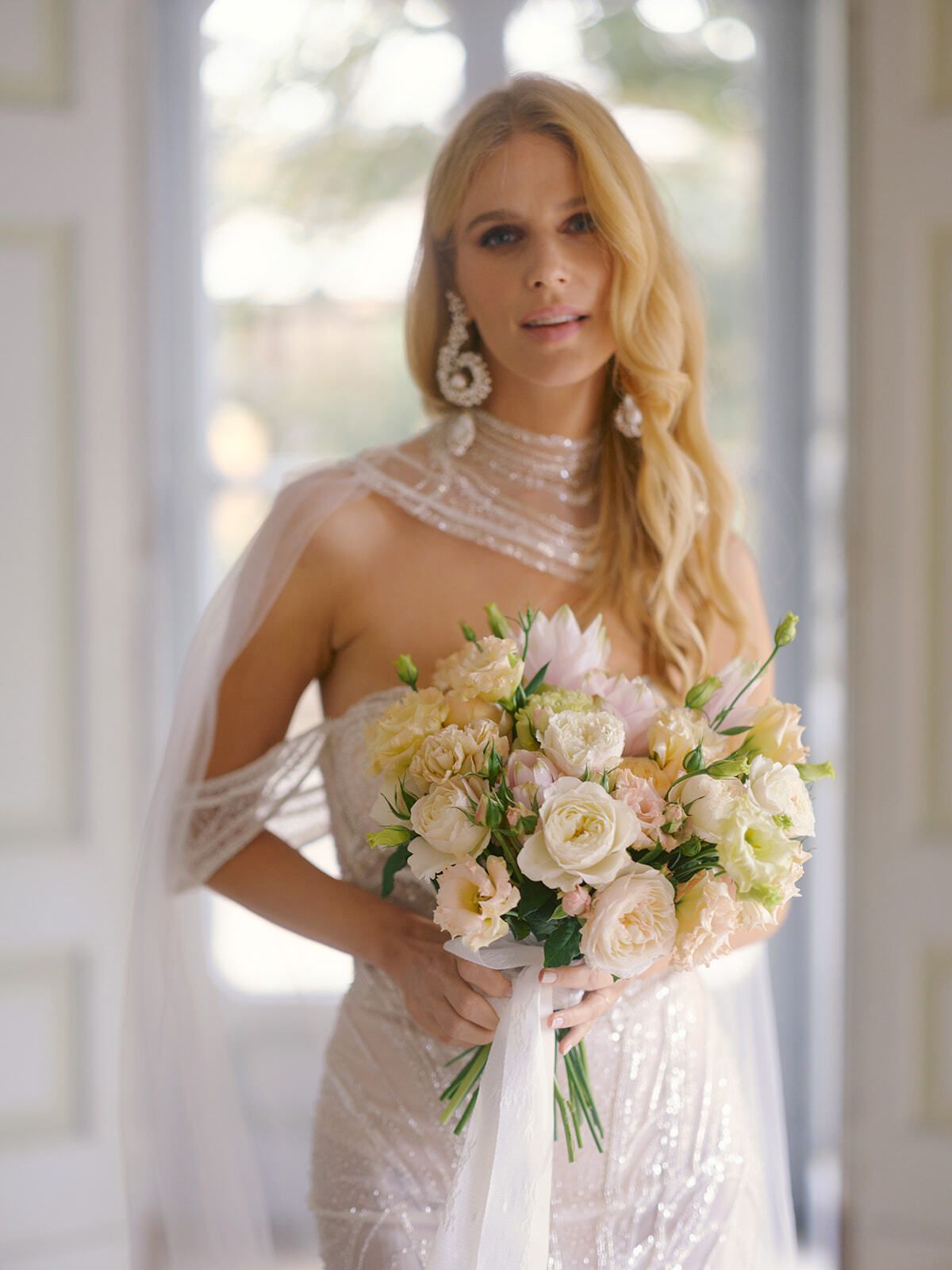 Novia con un ramo de rosas blancas, Villa Pizzo