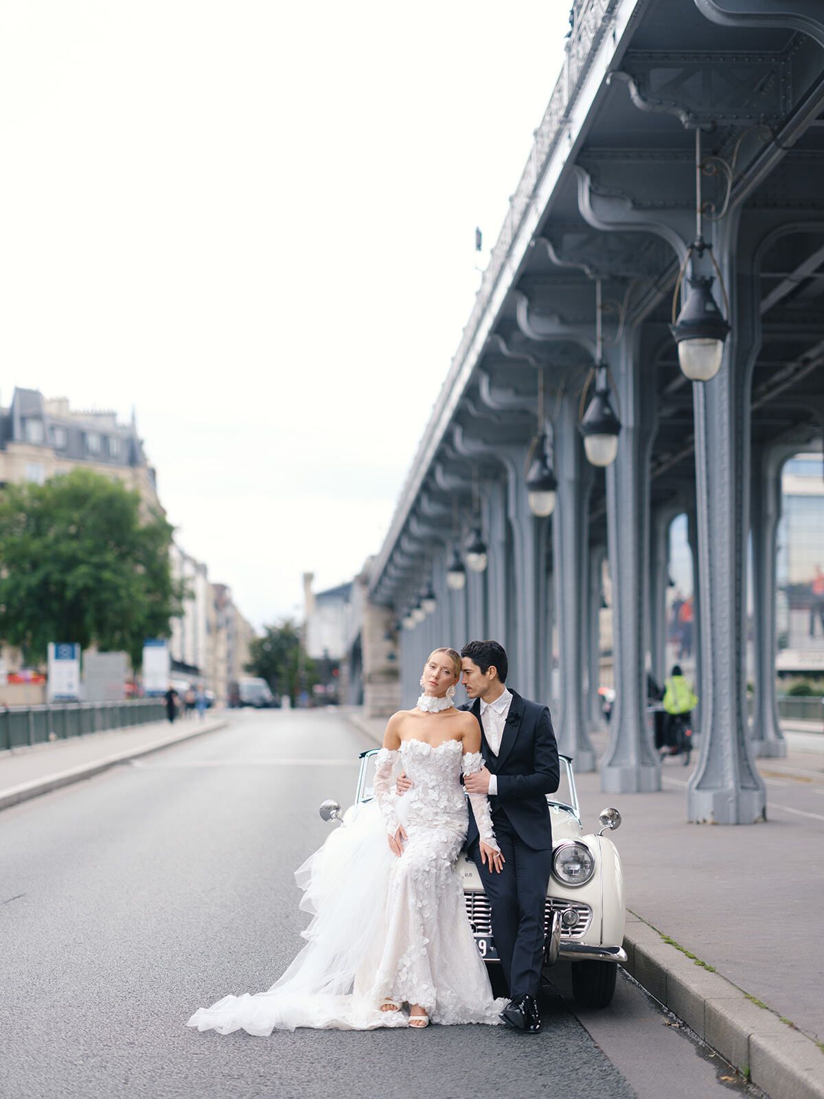 Brautpaar unter der Pont de Bir-Hakeim, Paris