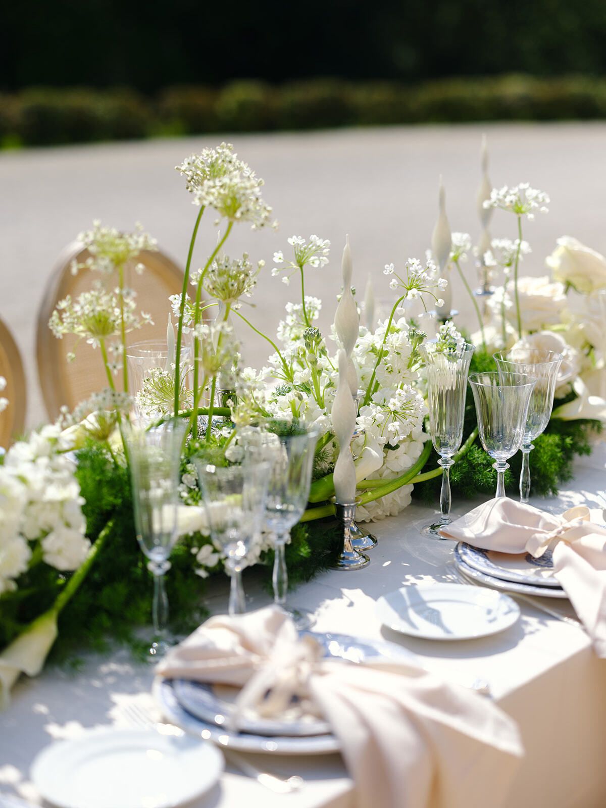 Mesa puesta con flores blancas y cristalería, Provenza