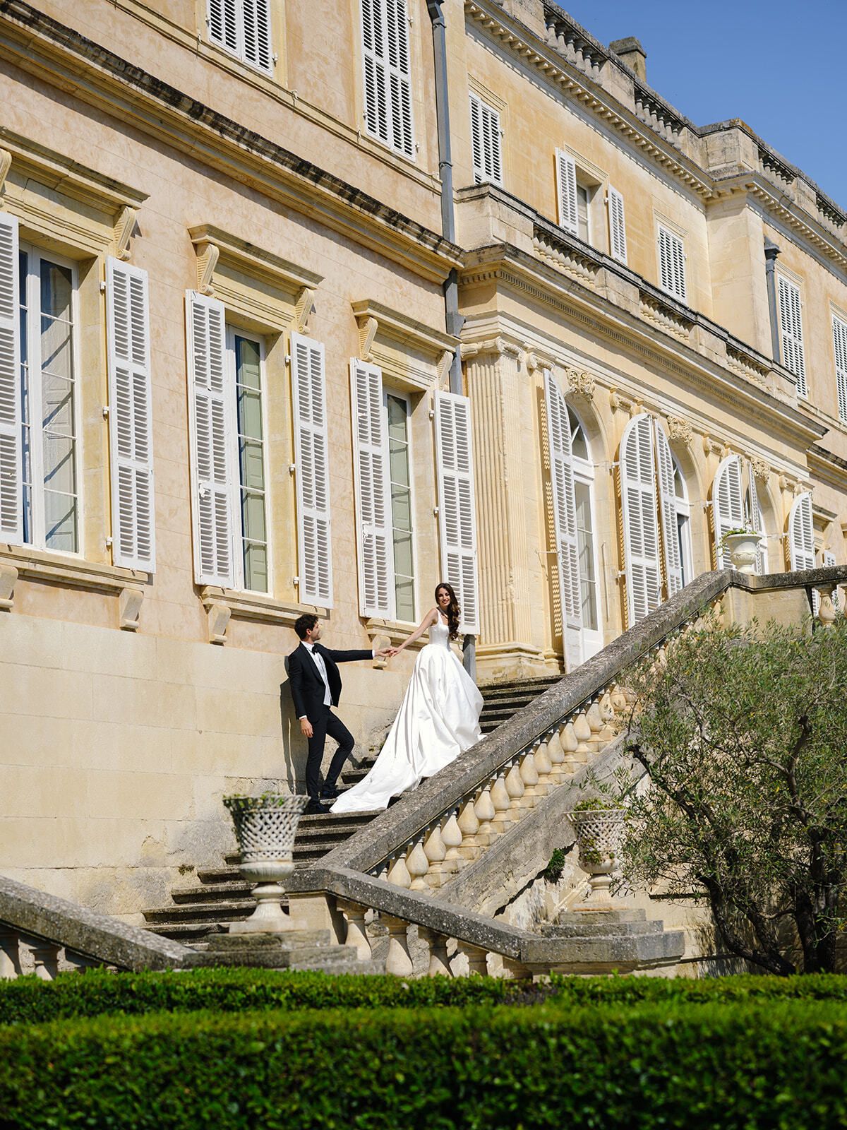 Novios en la escalinata de piedra del Château Martinay