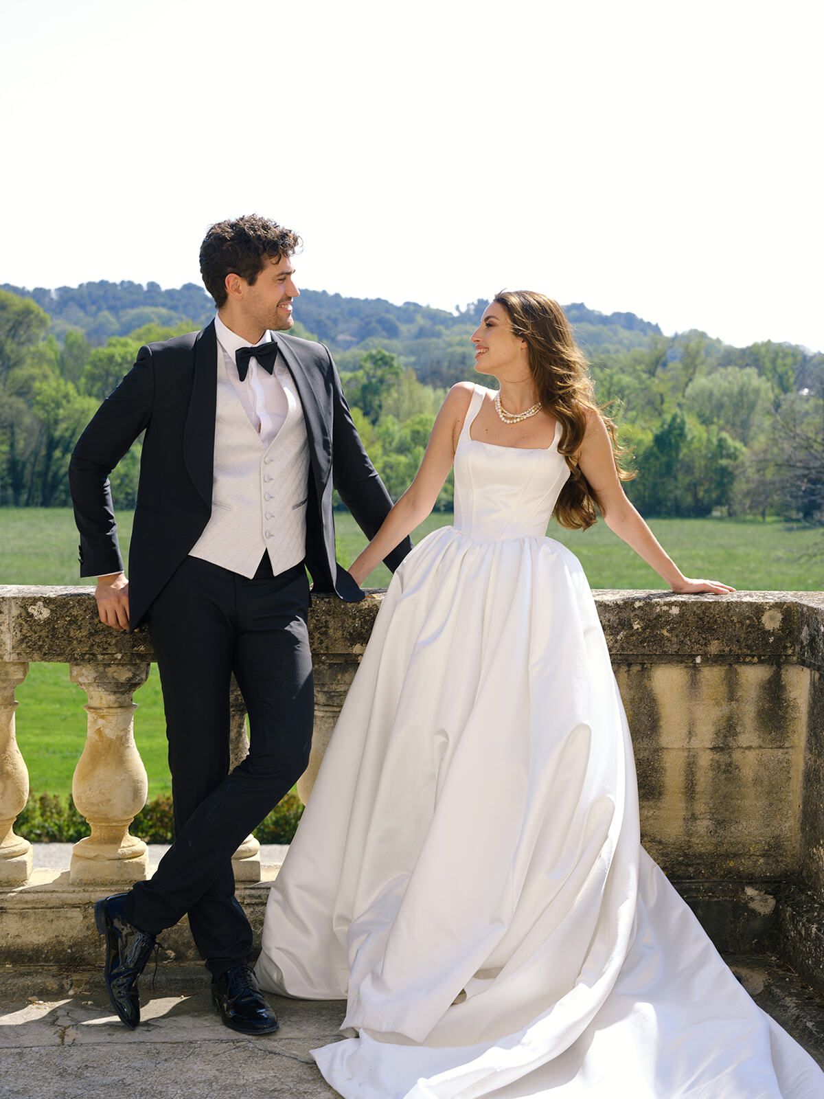 Novios en la terraza del château con vistas al campo