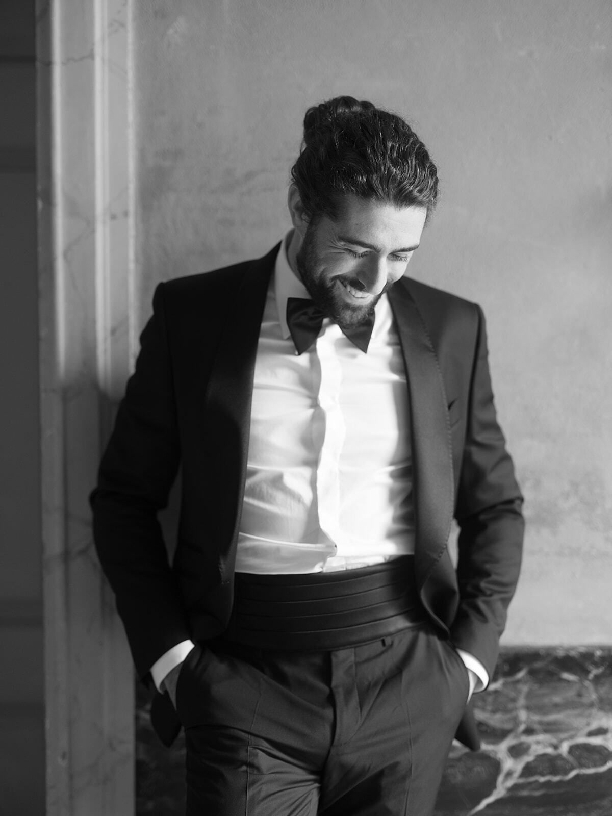 Retrato en blanco y negro del novio con esmoquin