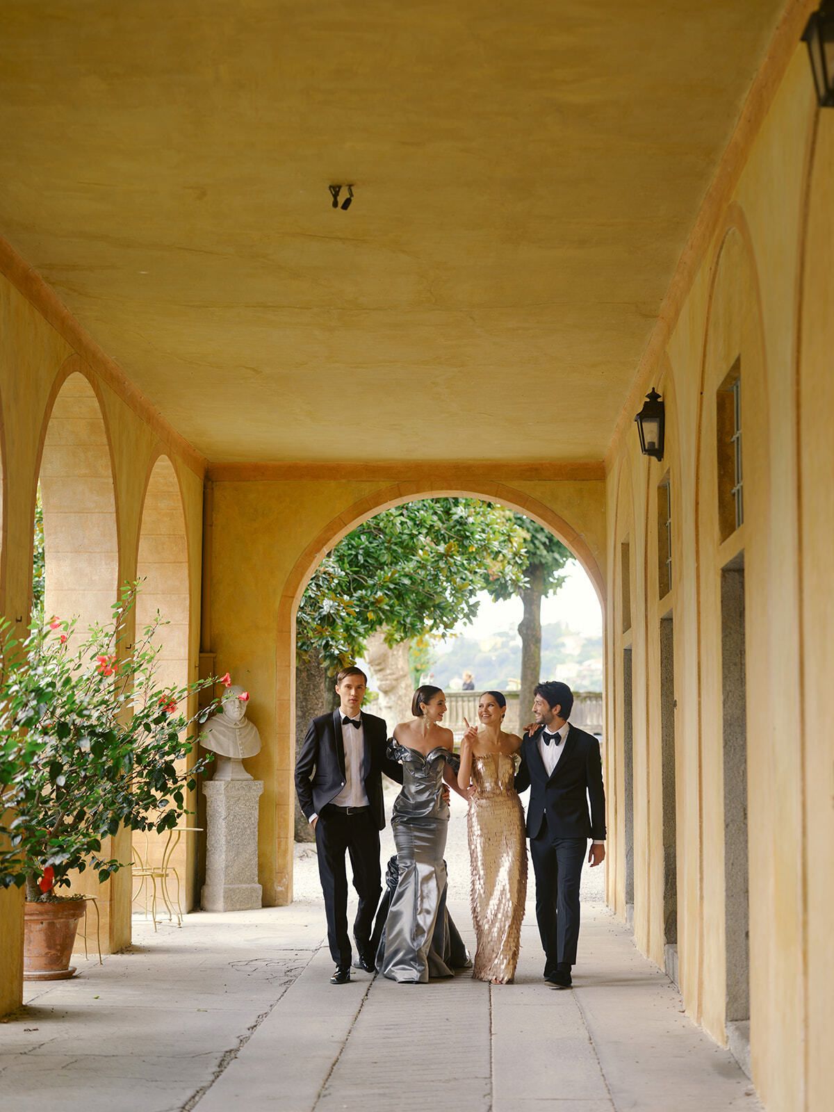 Couples se promenant dans la loggia jaune de la Villa Pizzo