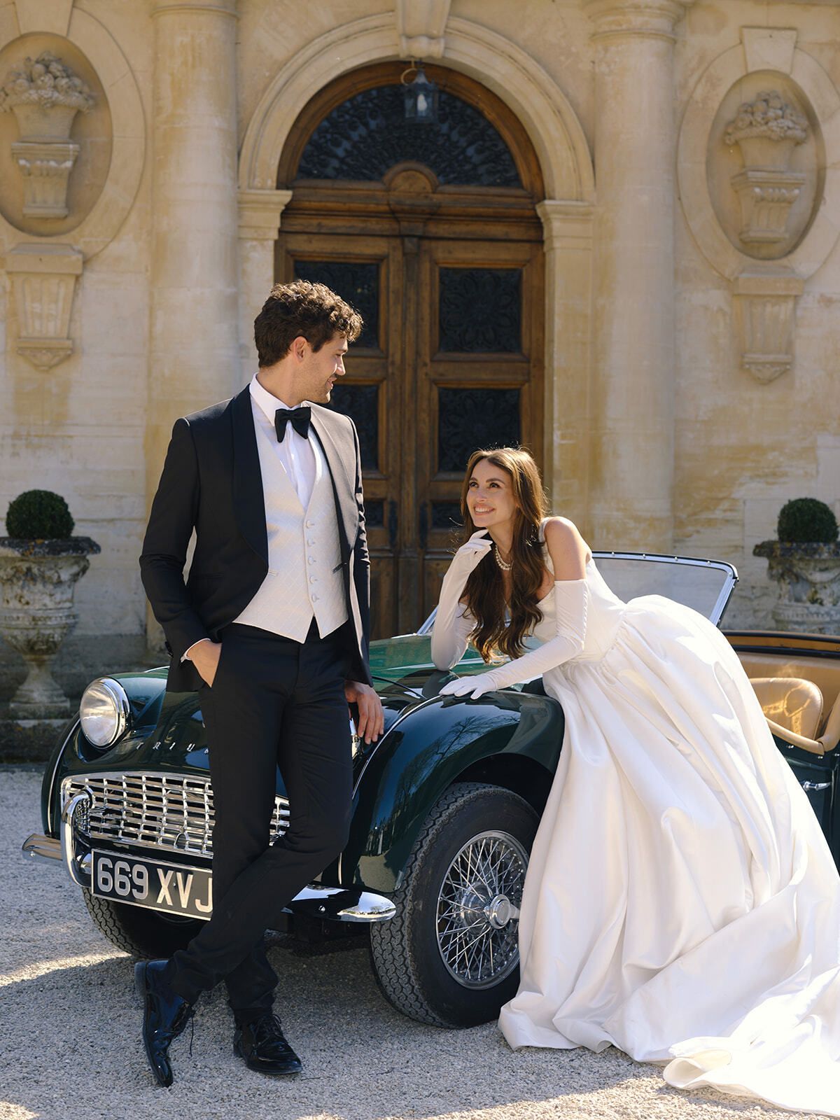 Novios con un coche clásico ante el Château Martinay