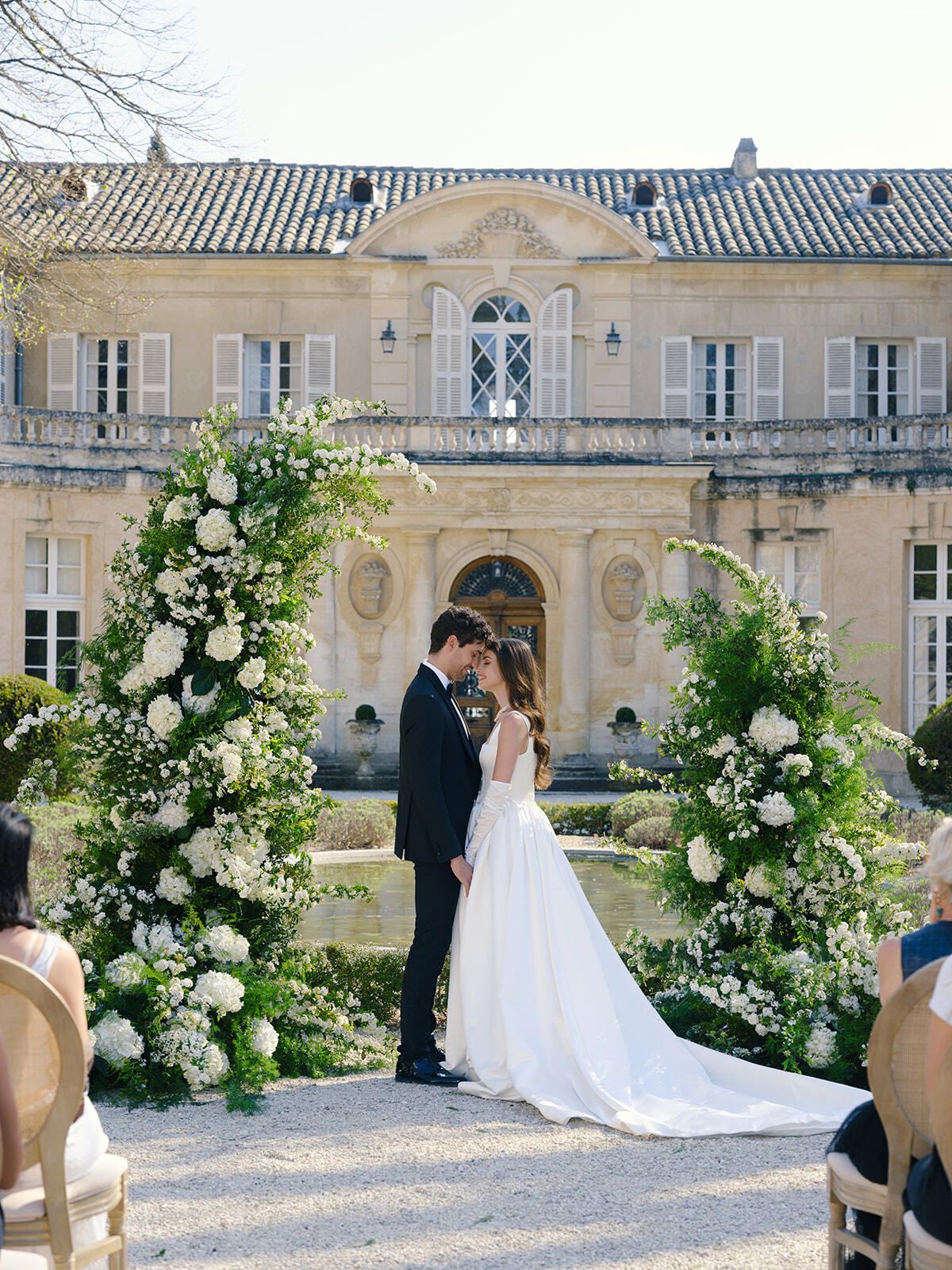 Weißer Blumenbogen vor der Fassade des Château Martinay