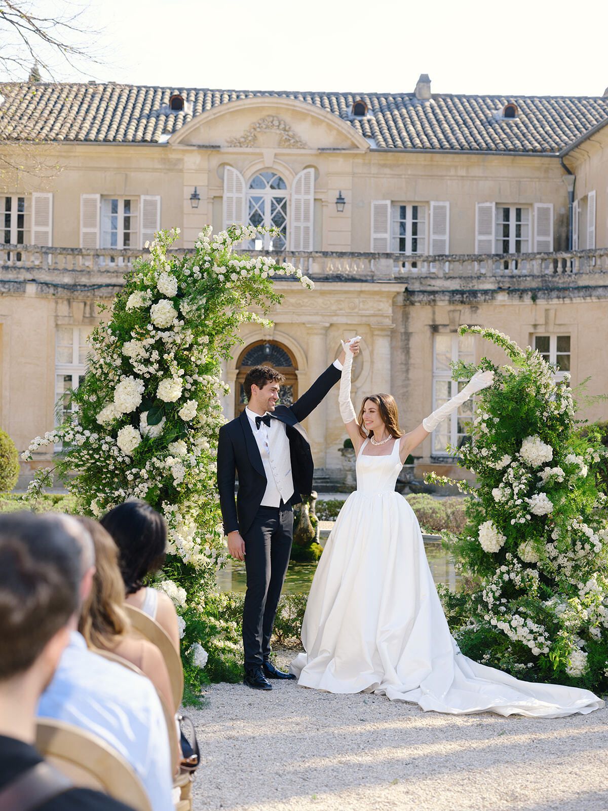 Novios celebrando después de la ceremonia en el Château Martinay