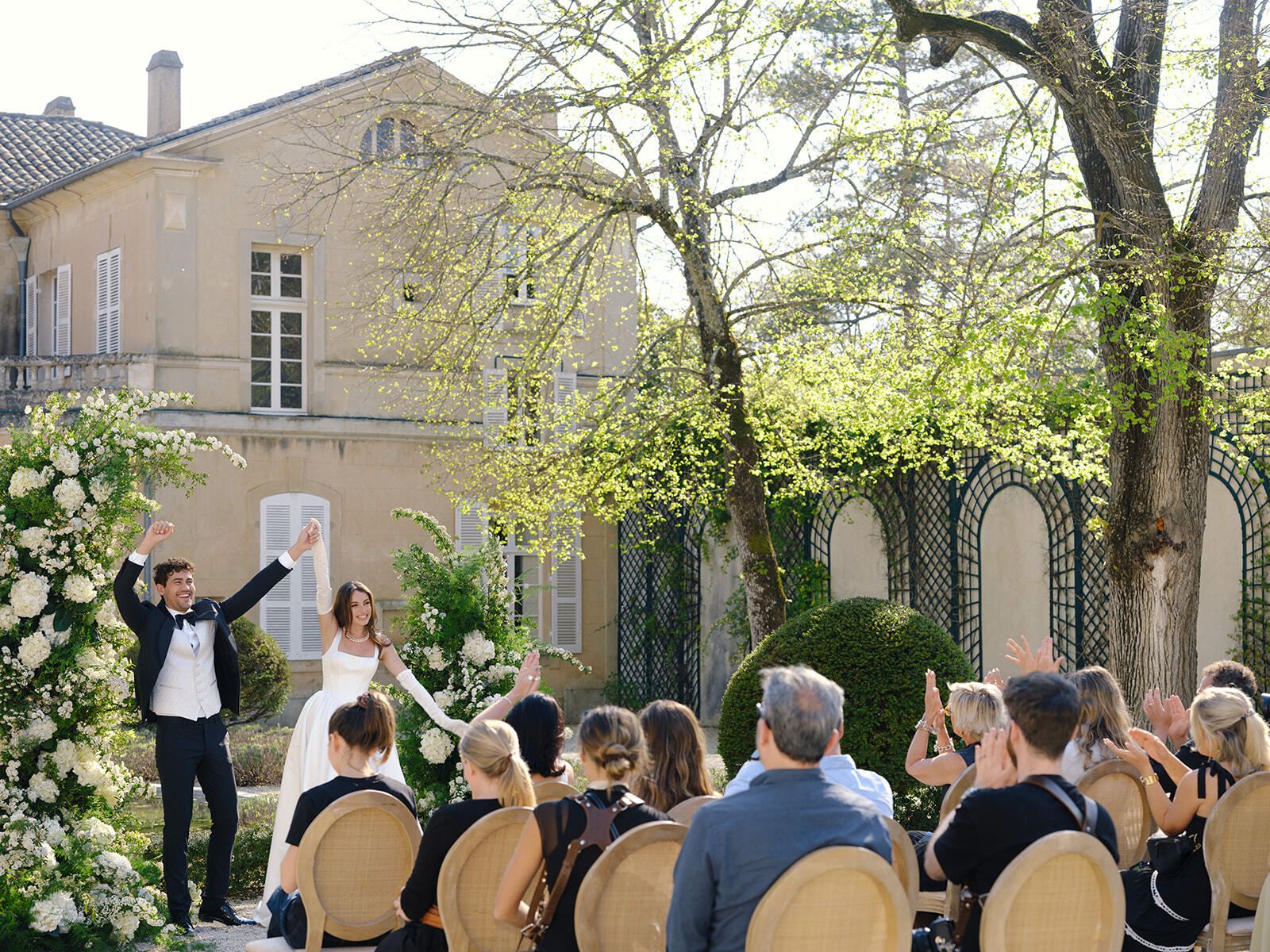 Invitados en una ceremonia en el jardín del Château Martinay, Provenza