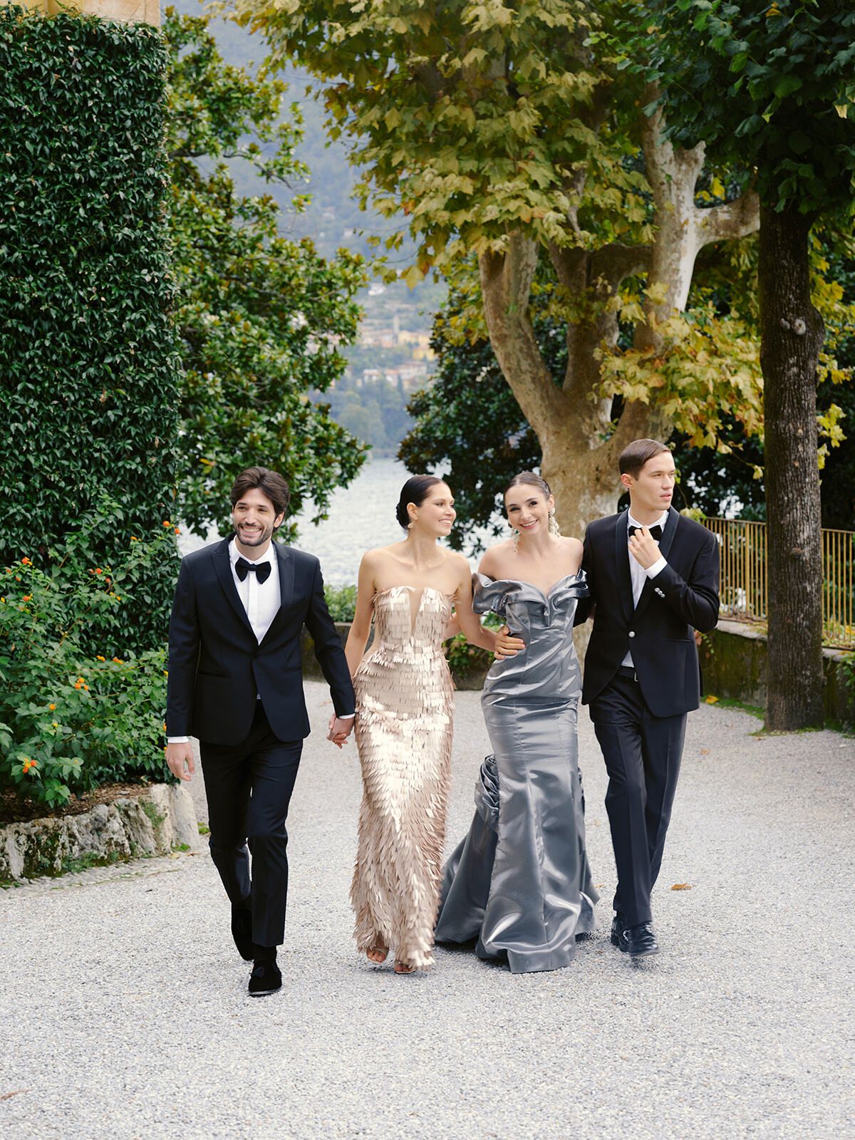 Couples en tenue de soirée se promenant dans les jardins de la Villa Pizzo
