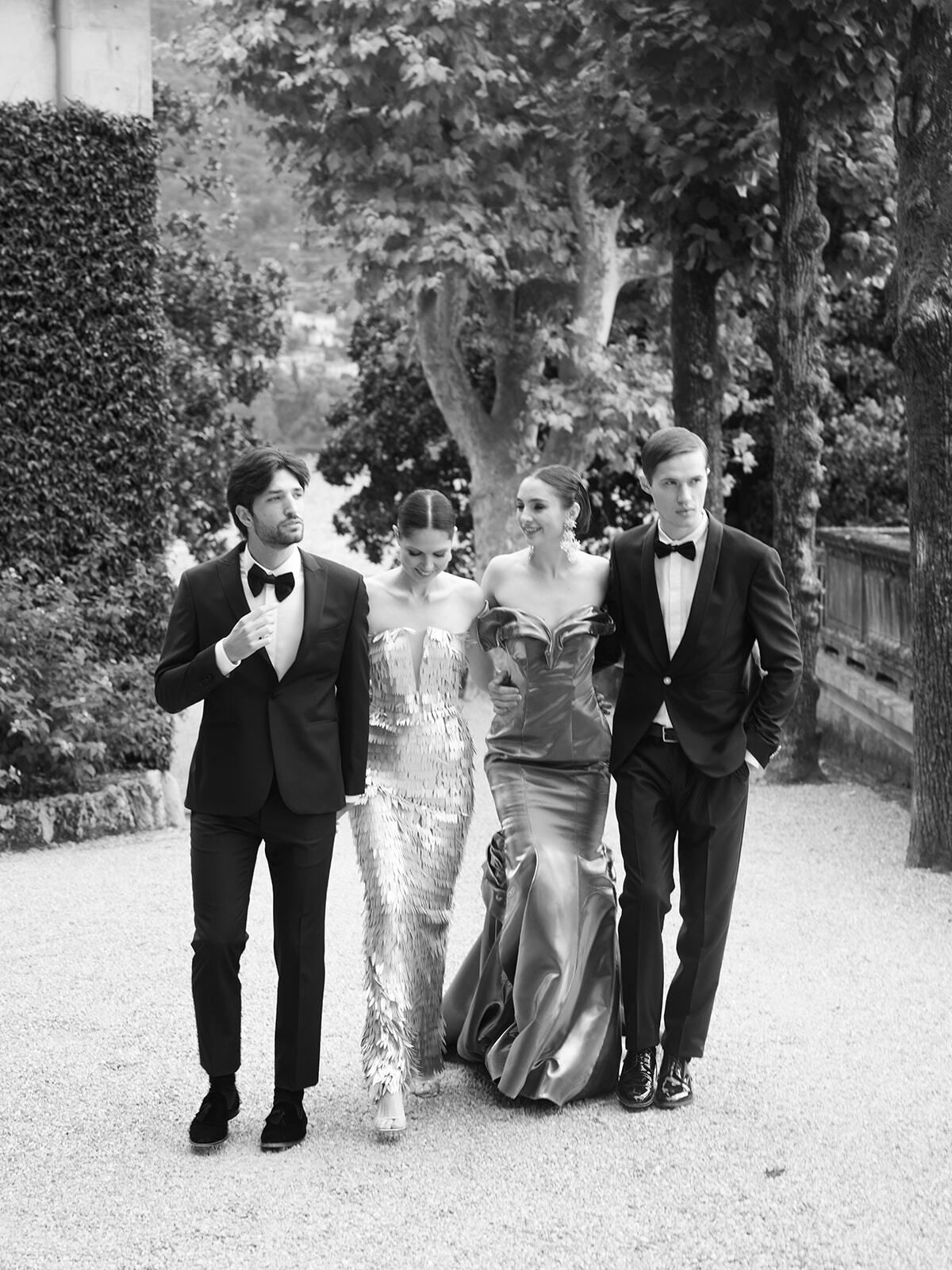 Foto en blanco y negro de invitados paseando por los jardines