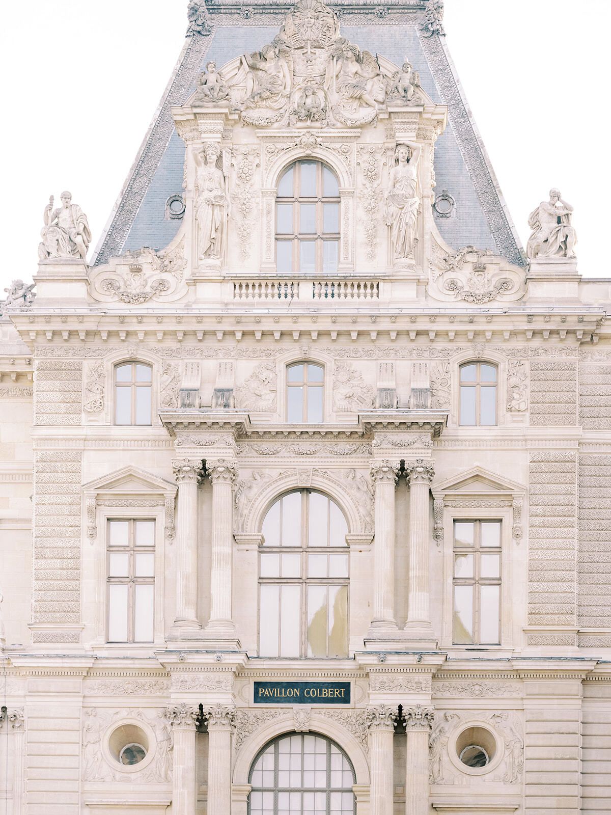 Skulpturengeschmückter Pavillon des Louvre-Palastes