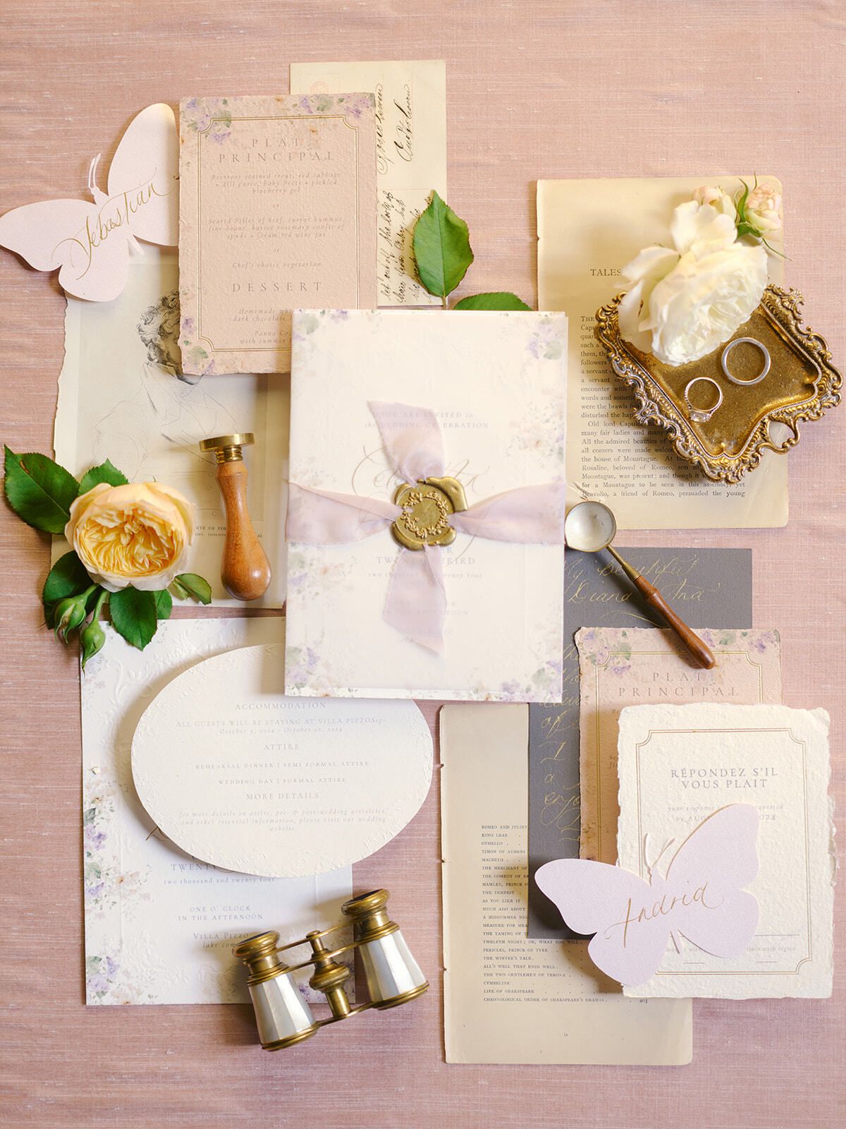 Papeterie de mariage pastel avec jumelles de théâtre et roses