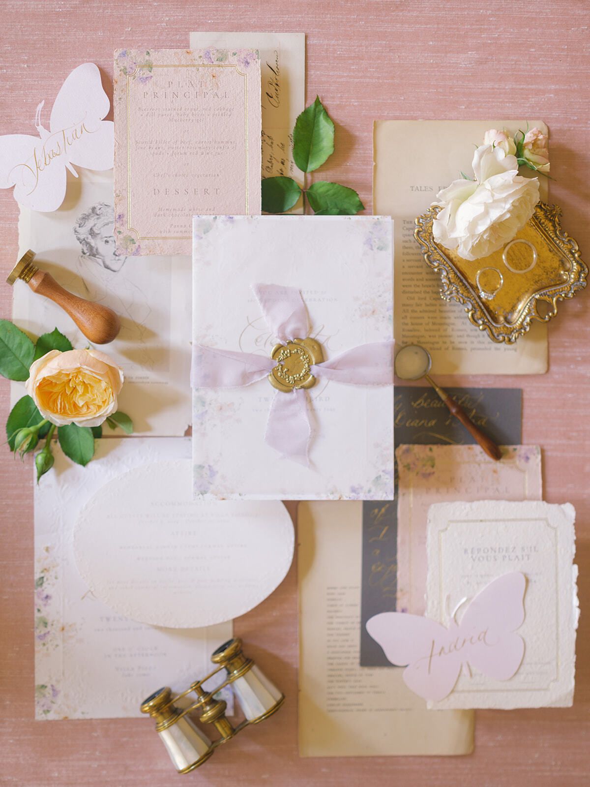 Flat lay de papelería de boda en tonos pastel