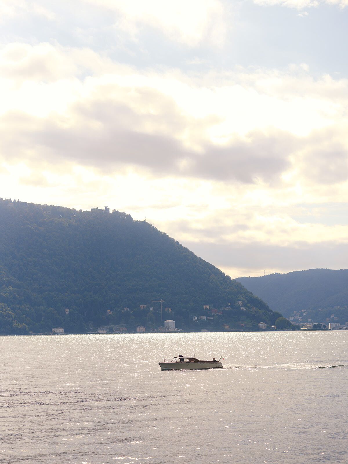 Bateau en bois sur le lac de Côme au coucher du soleil