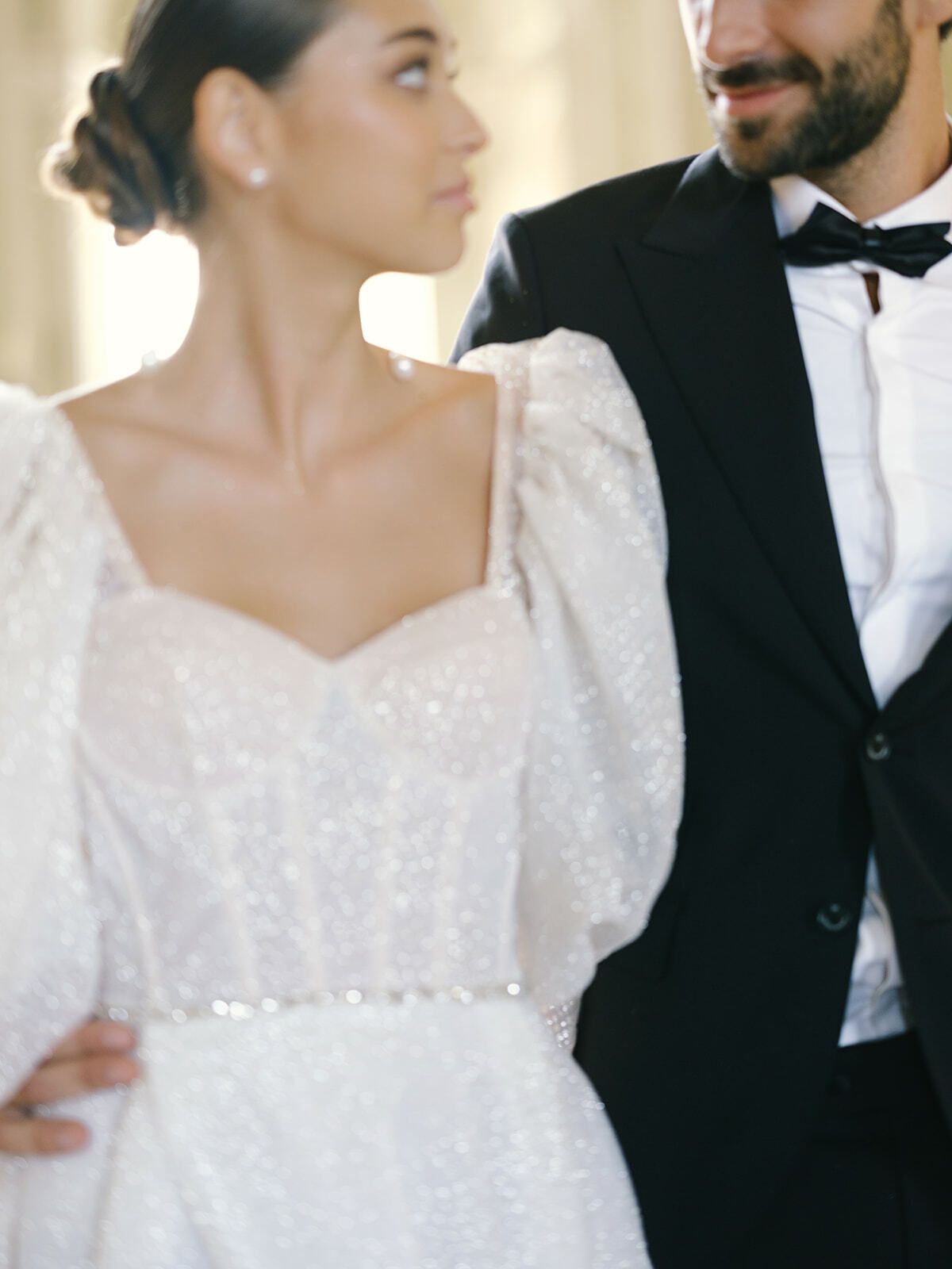 Braut in einem Kleid mit Puffärmeln neben dem Bräutigam