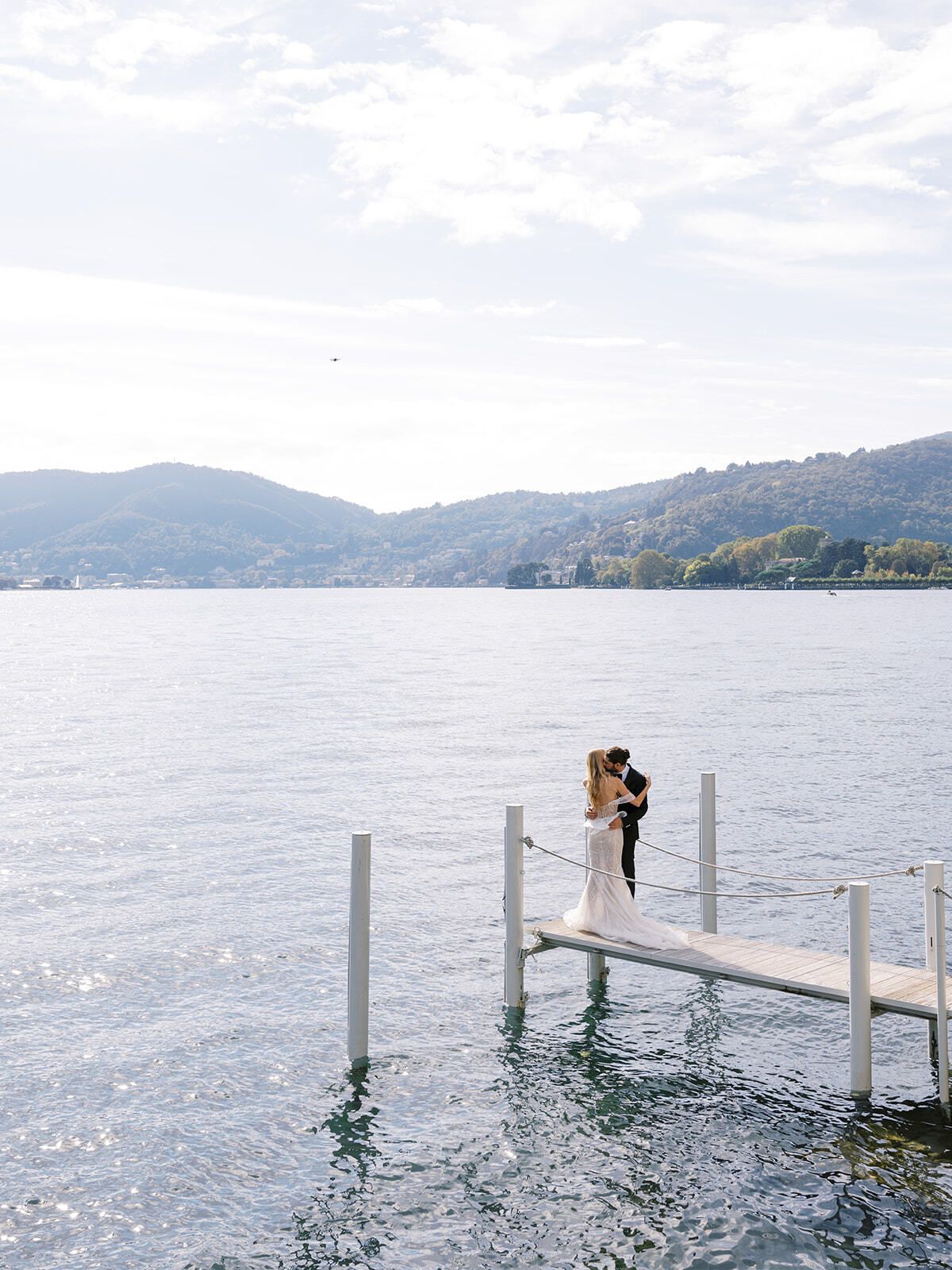 Couple au bout d’un ponton sur le lac de Côme