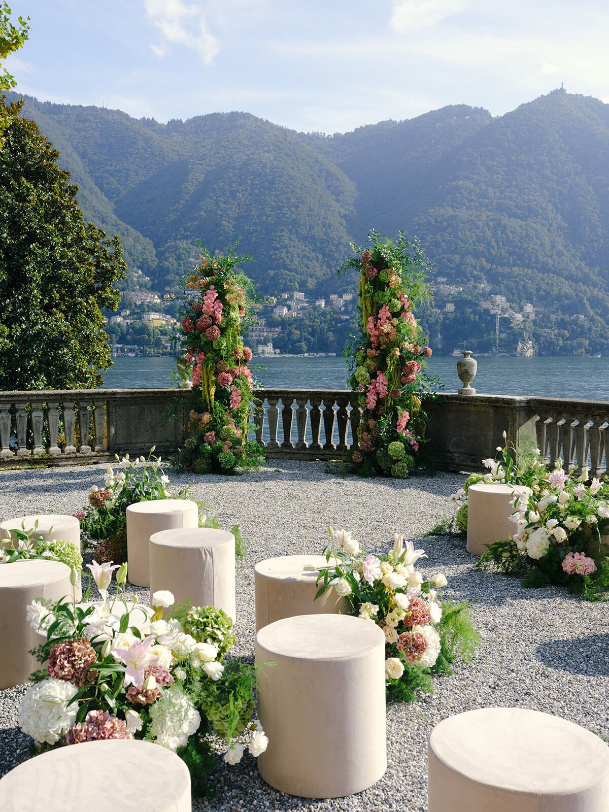 Places de cérémonie fleuries sur la terrasse du lac de la Villa Pizzo