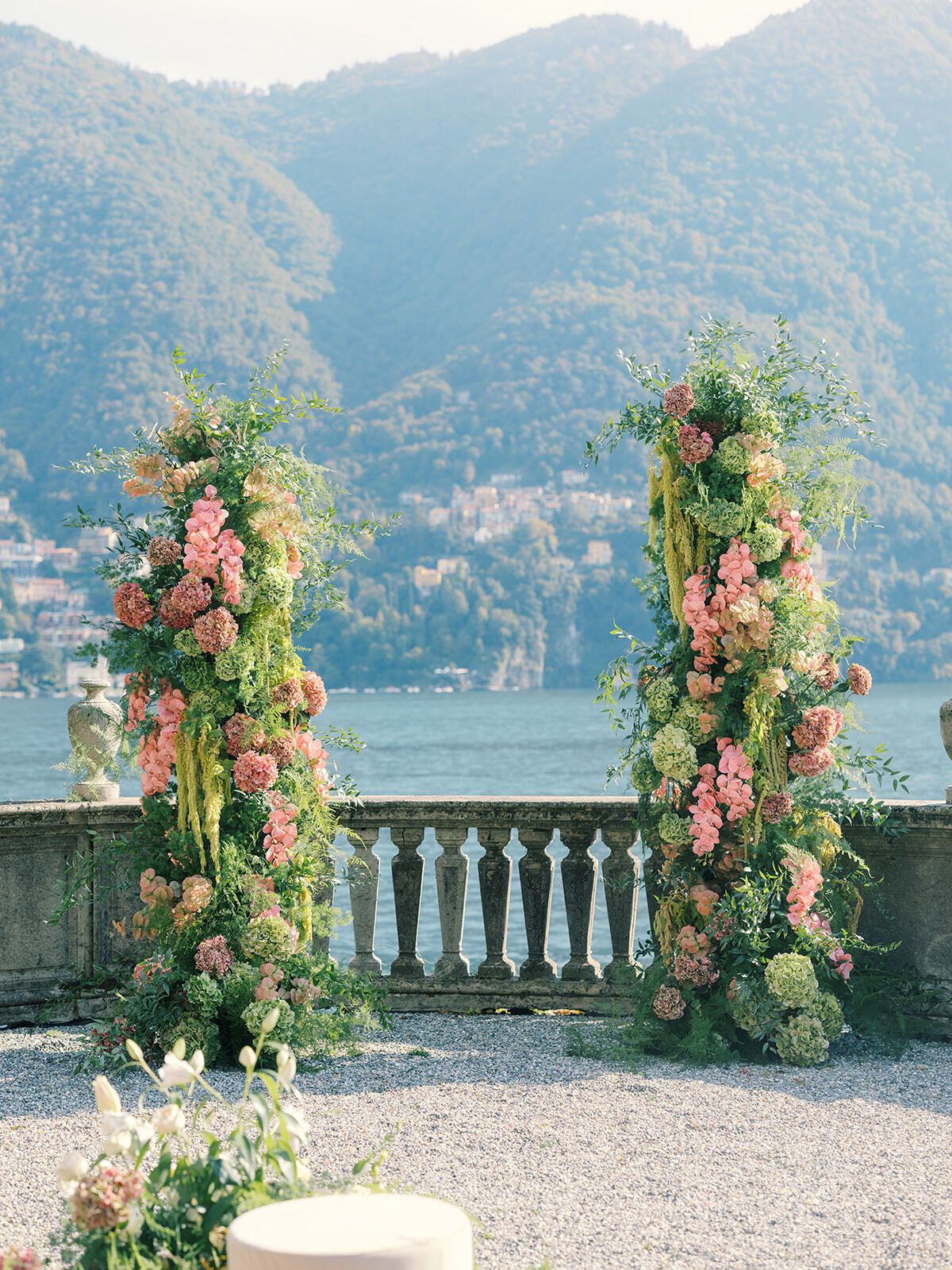 Colonnes florales encadrant le lac de Côme à la Villa Pizzo