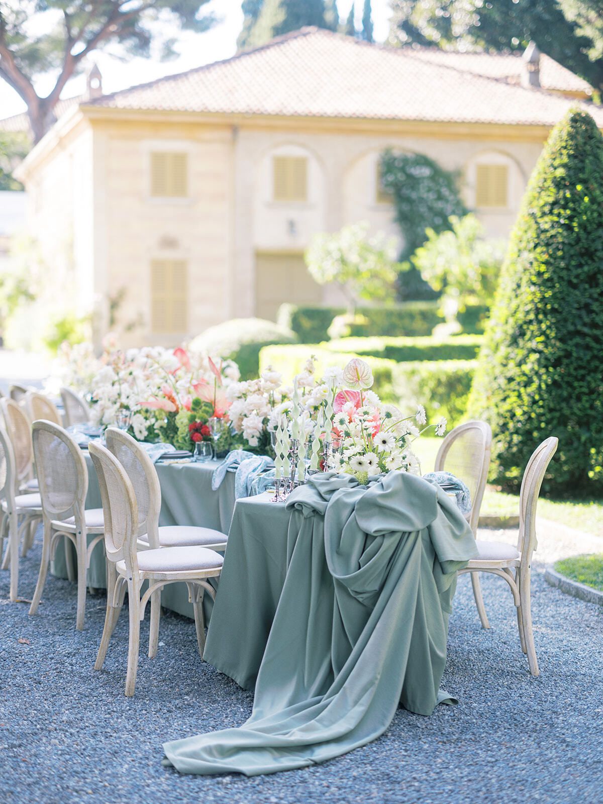 Table de réception au linge vert sauge devant le pavillon du jardin de la Villa Pizzo