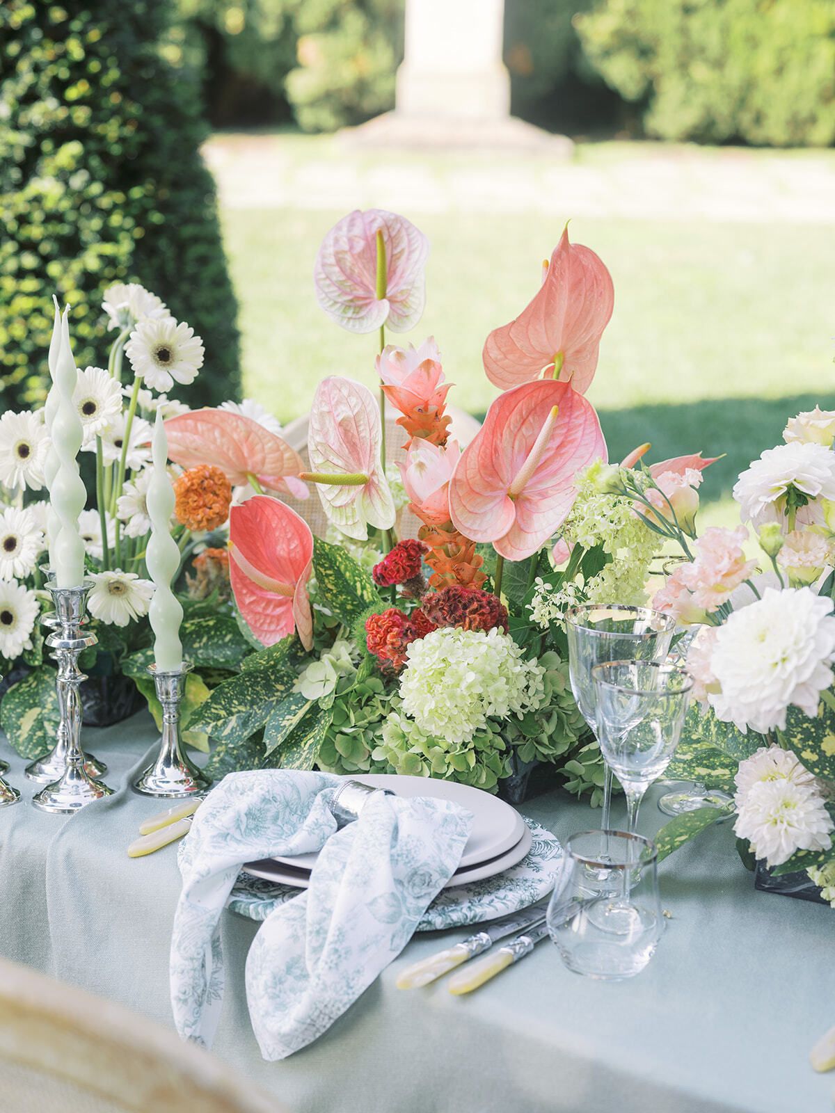 Centre de table d’anthuriums roses et de fleurs blanches
