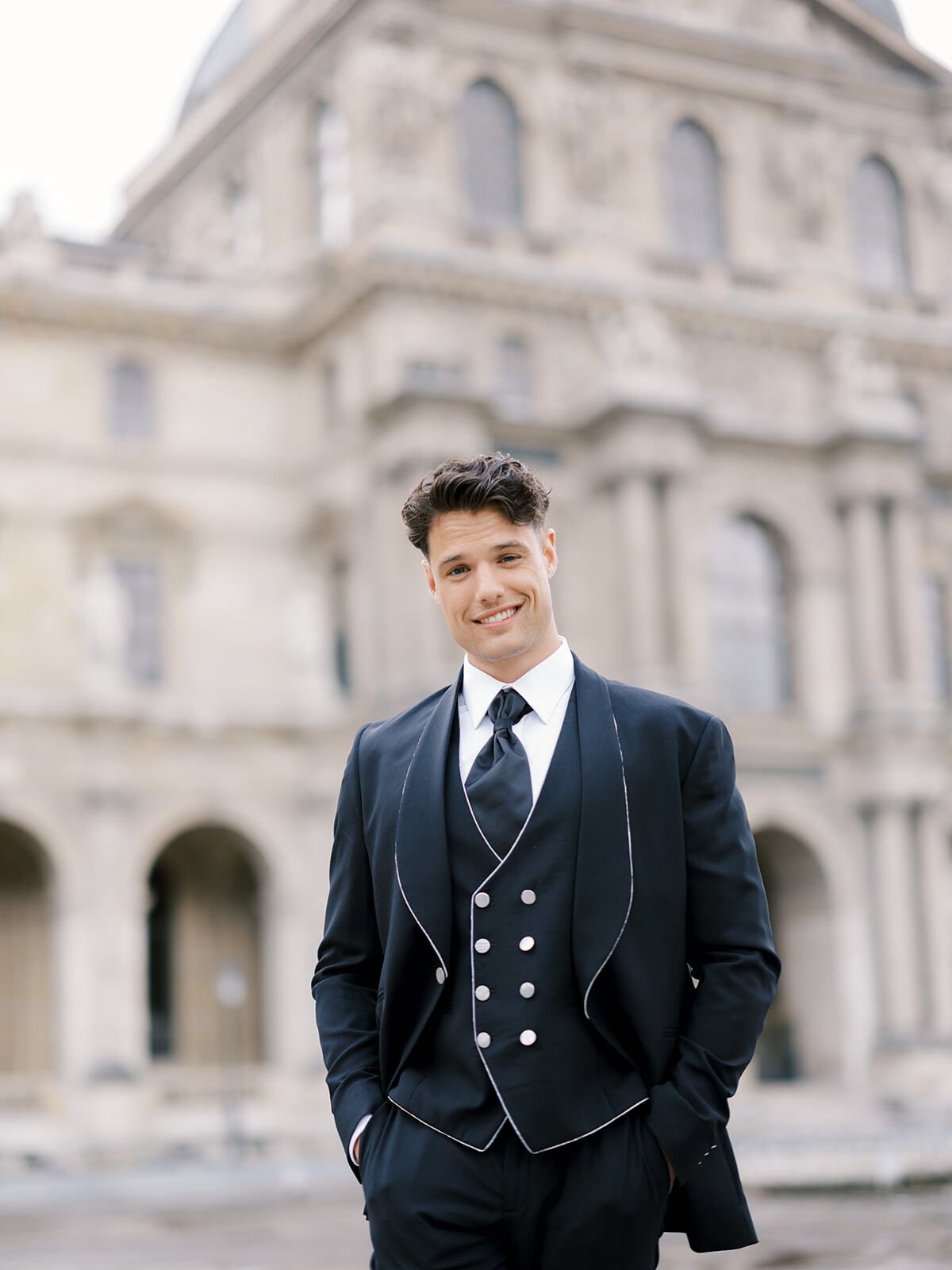 Novio con traje azul marino de tres piezas en el Louvre