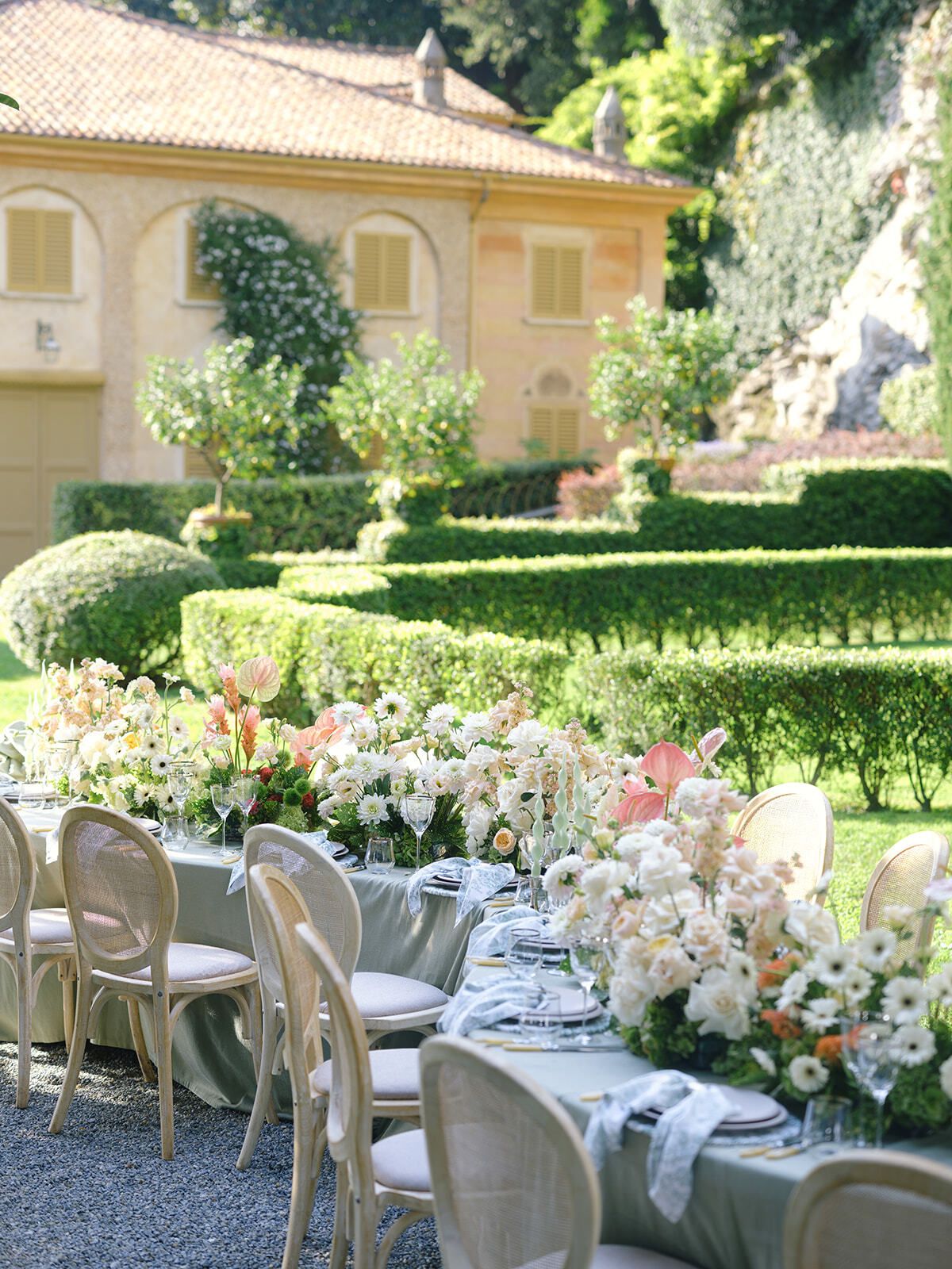 Longue table de réception dans les jardins à la française de la Villa Pizzo
