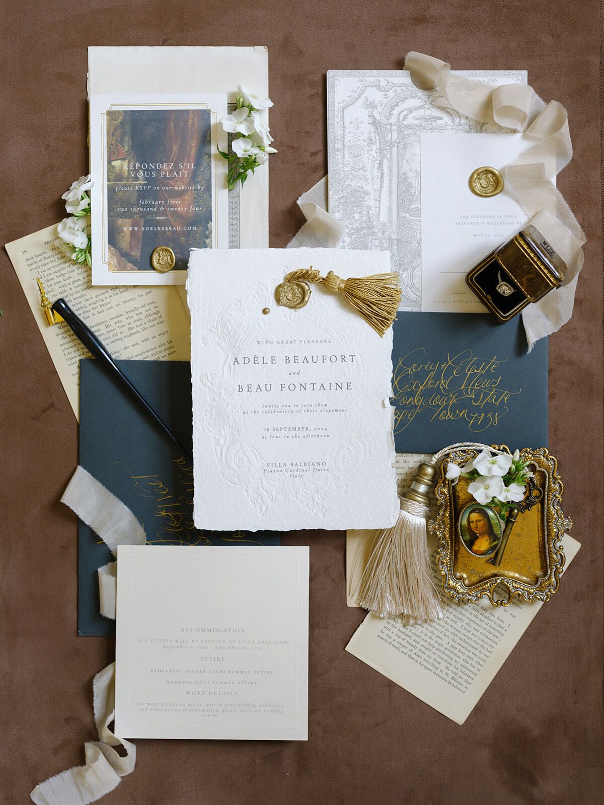 Flatlay mit Hochzeitspapeterie, Quaste und Wachssiegel