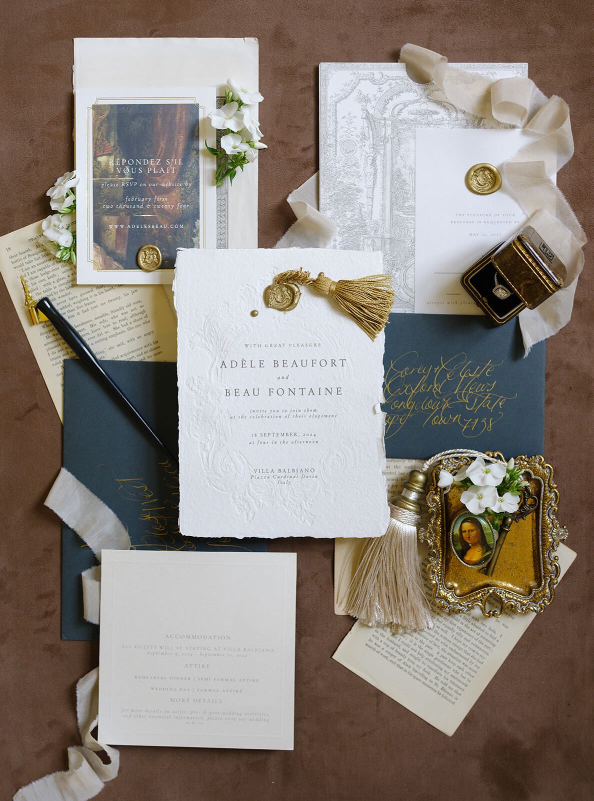 Flatlay mit Hochzeitspapeterie, goldener Quaste und Wachssiegel
