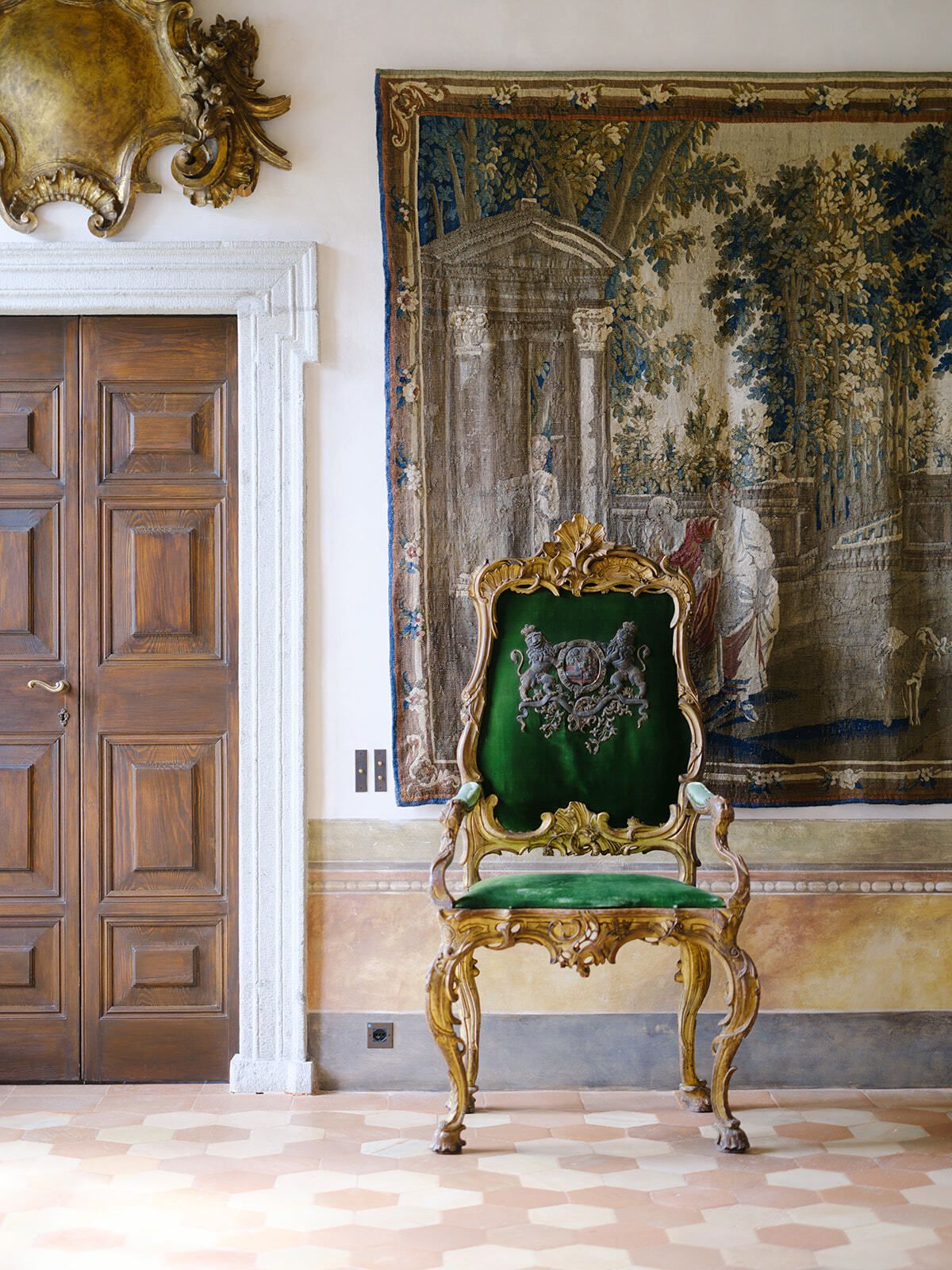 Wandteppich und vergoldeter grüner Stuhl in einem Salon der Villa Balbiano