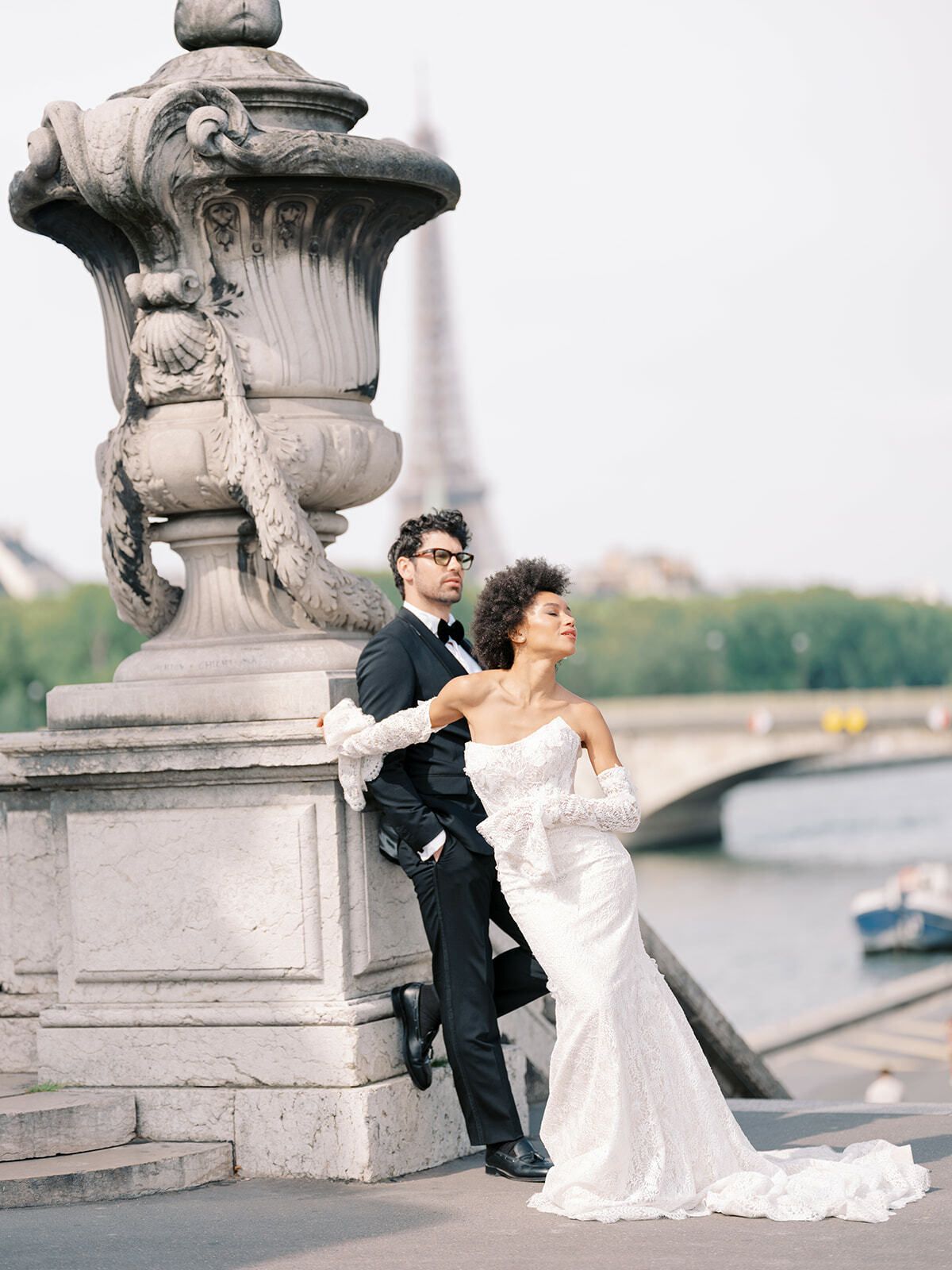 Paar an einer verzierten Laterne auf dem Pont Alexandre III, Paris
