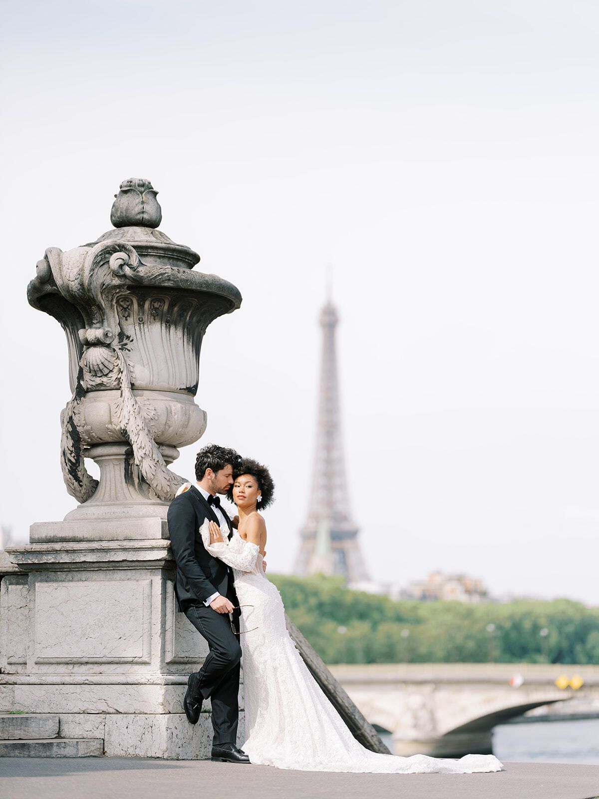 Brautpaar auf der Pont Alexandre III, Paris