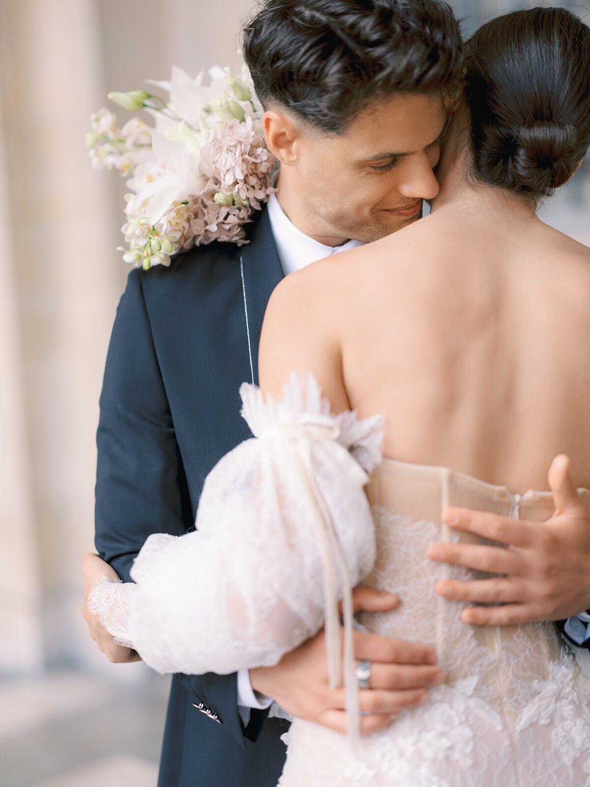 Novio besando el hombro de la novia, París