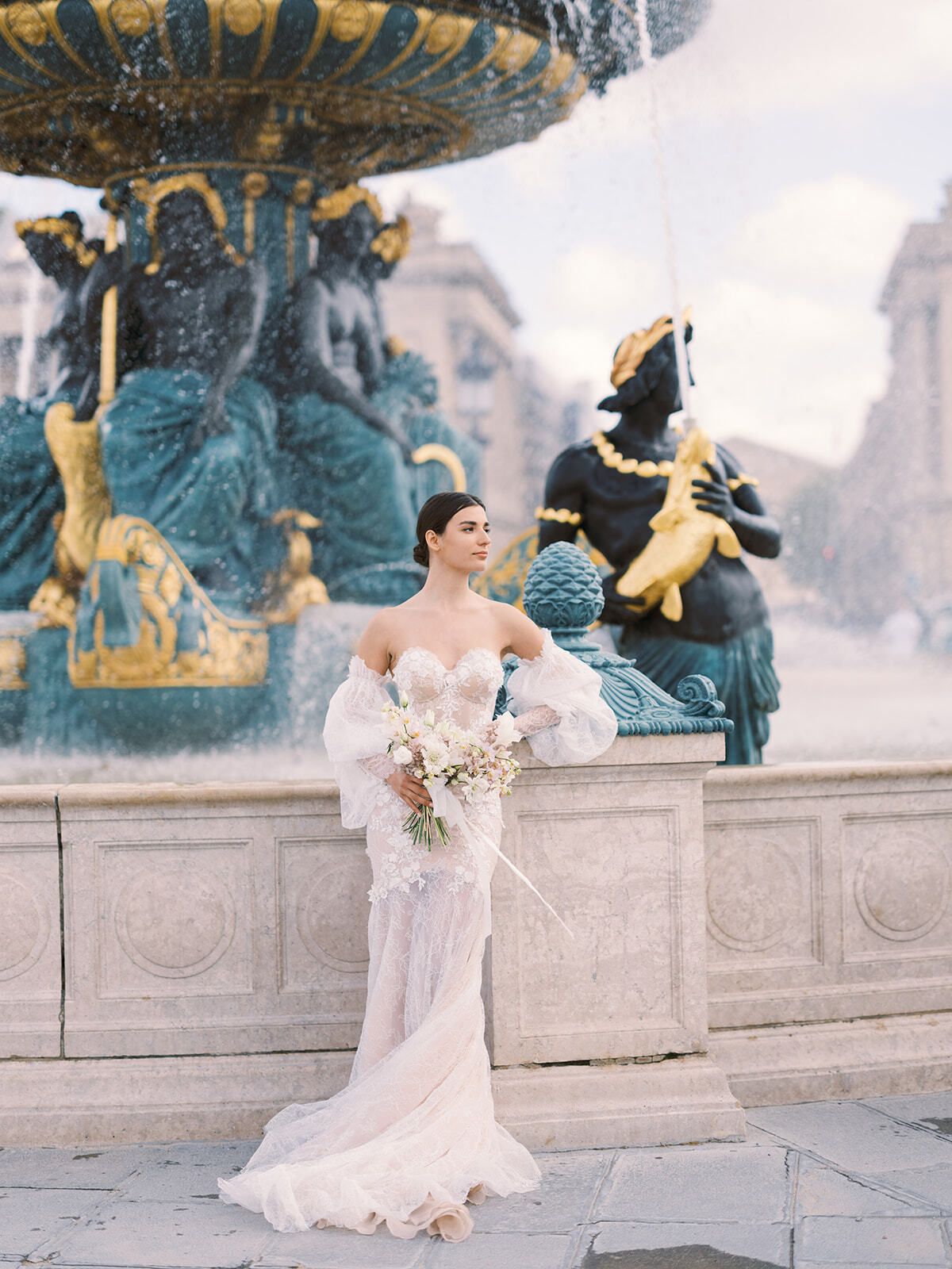 Novia con un ramo junto a la fuente de la Place de la Concorde