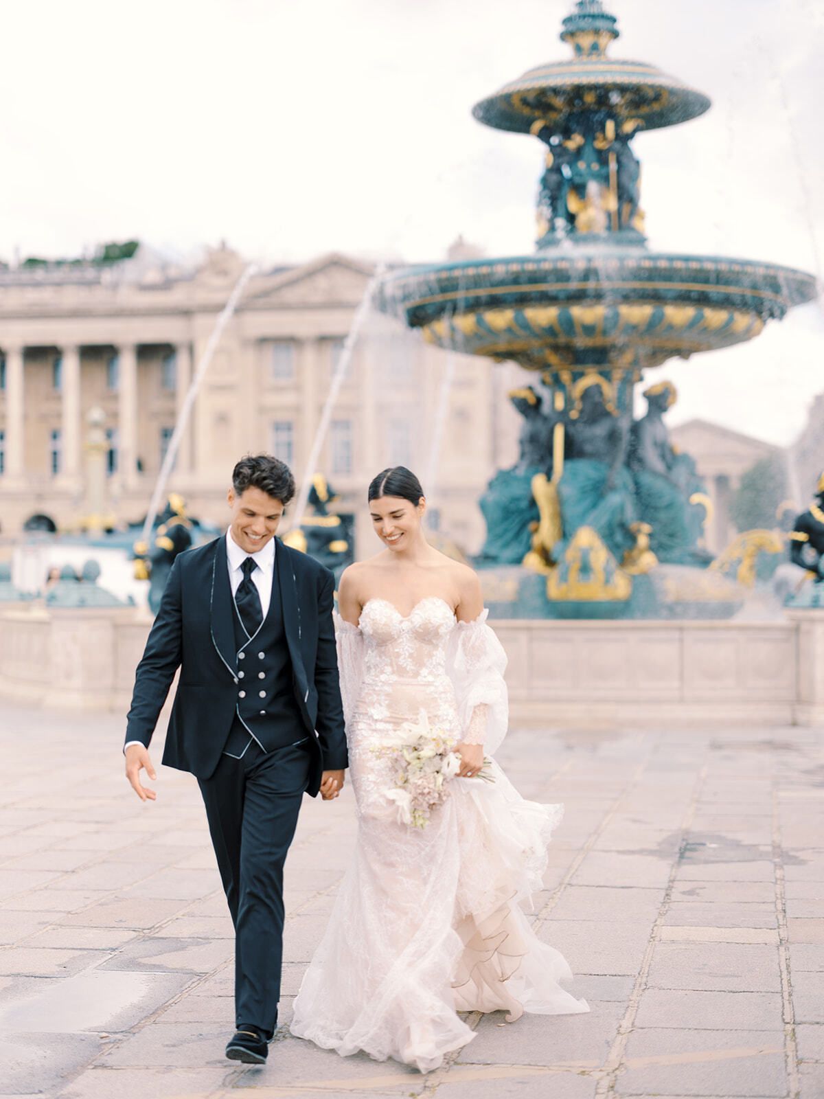 Novios en las fuentes de la Place de la Concorde, París