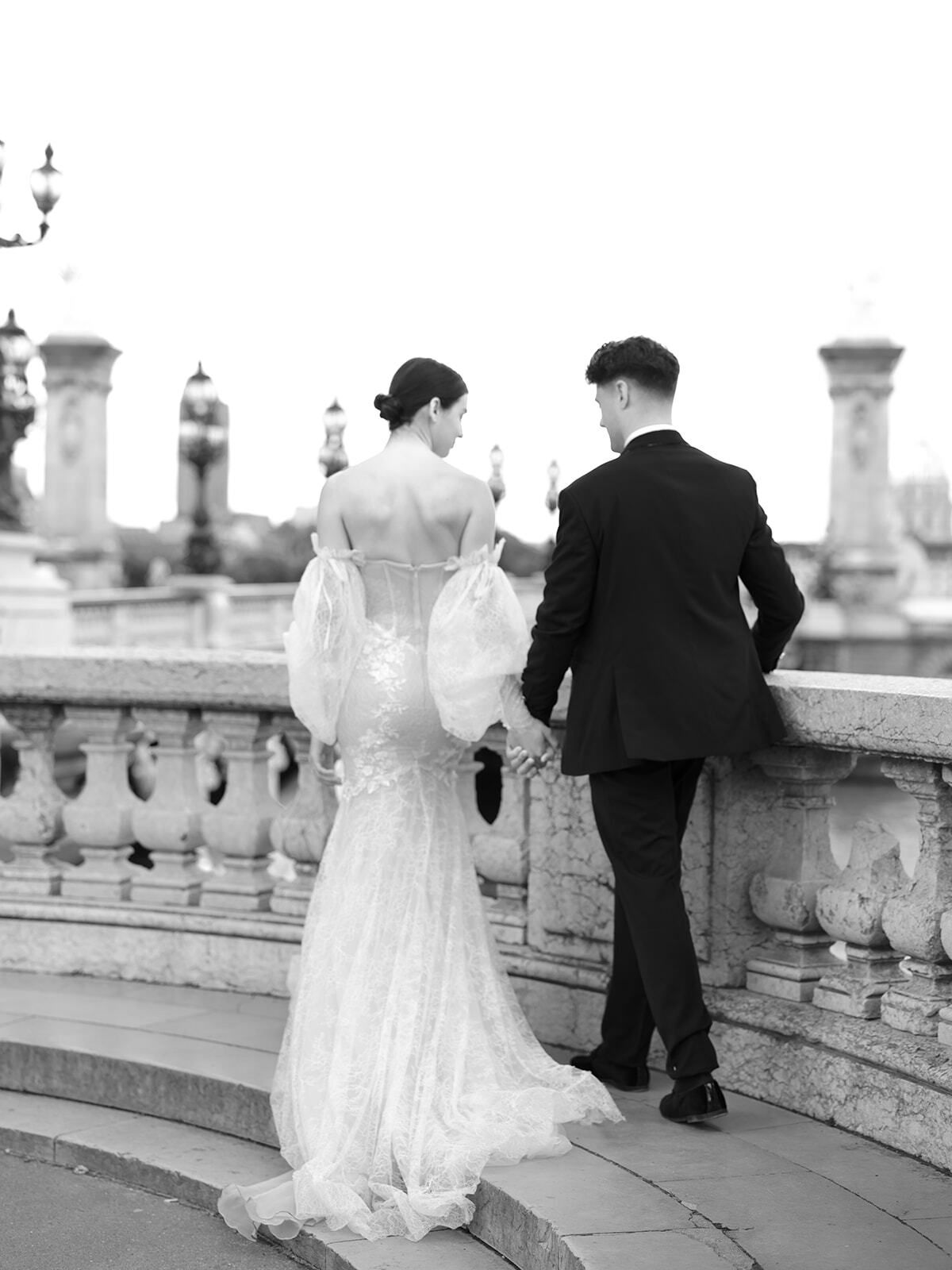 Foto en blanco y negro de una pareja en una balaustrada del Pont Alexandre III