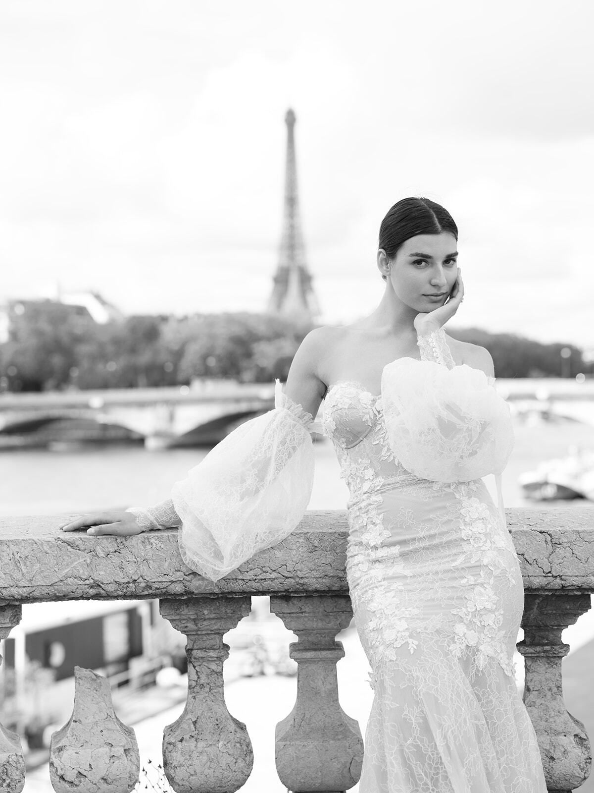 Foto en blanco y negro de una novia en un puente con la Torre Eiffel detrás