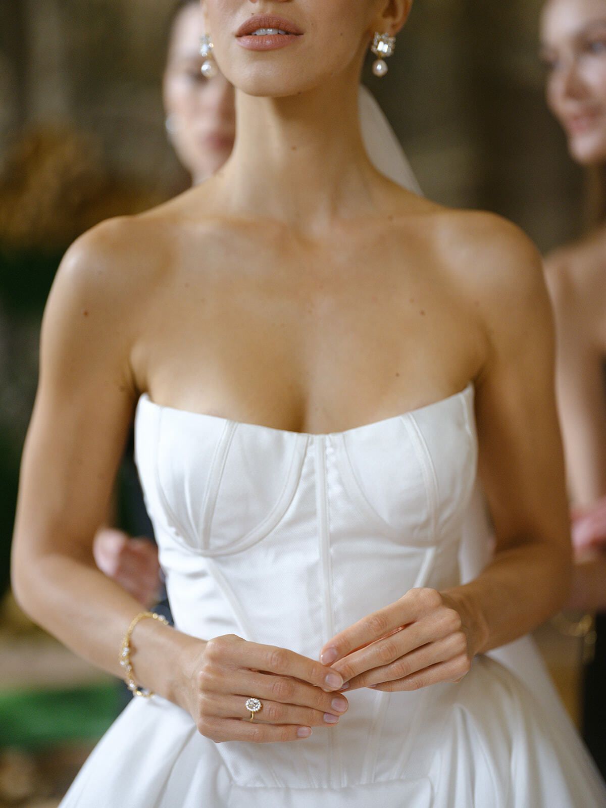 Braut in trägerlosem Korsagenkleid