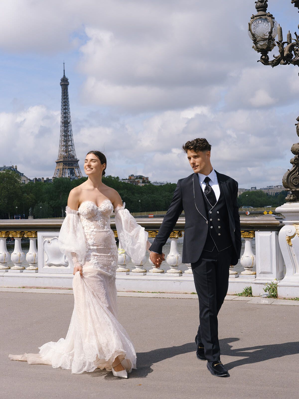 Novios en el Pont Alexandre III con la Torre Eiffel detrás