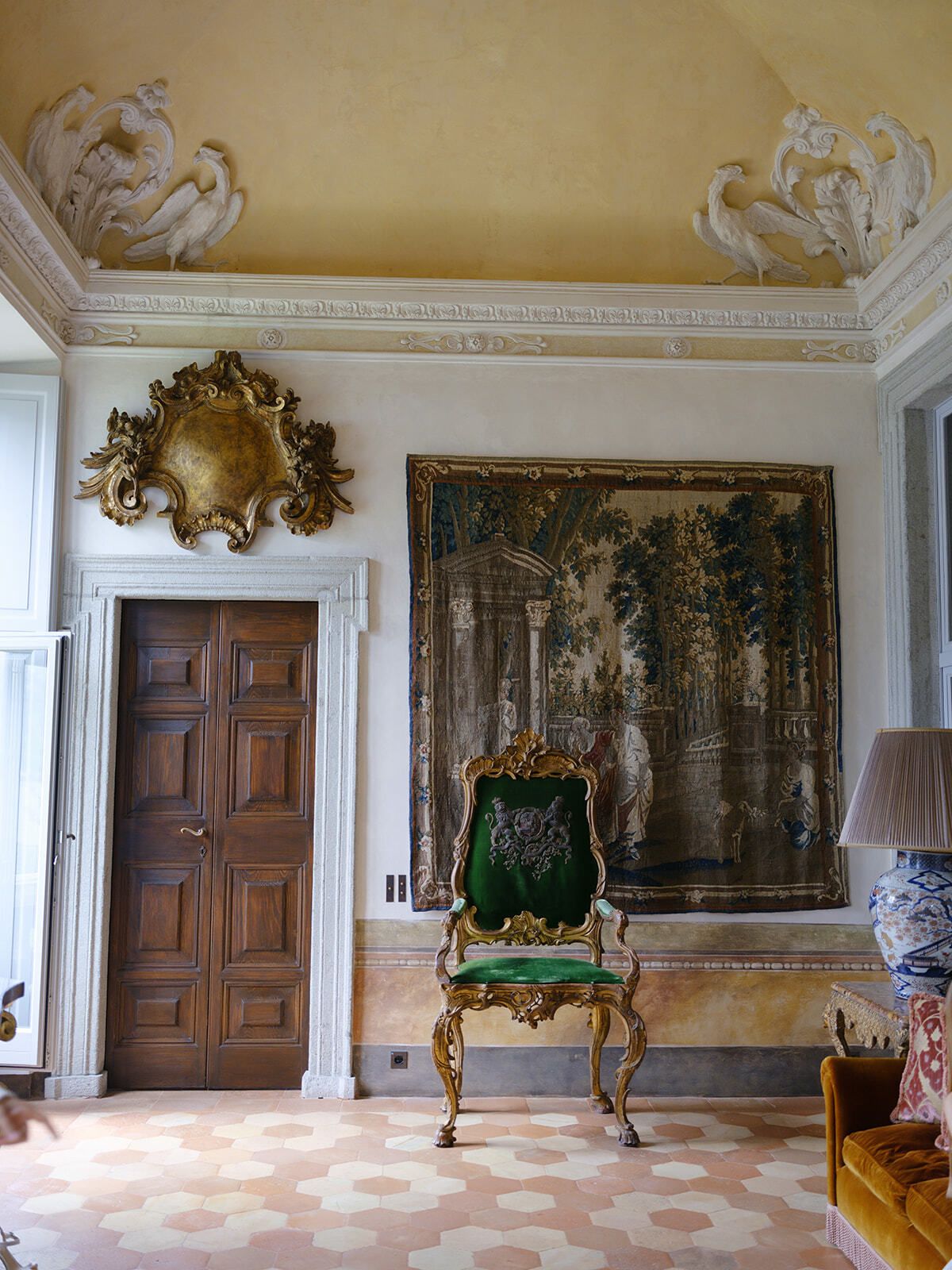 Salon der Villa Balbiano mit Wandteppich und grünem Thronsessel