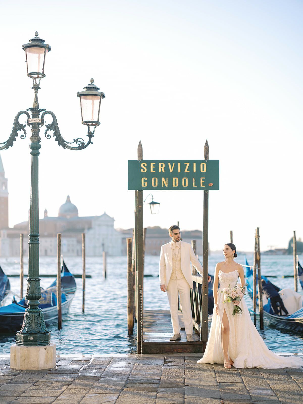 Sposi all’imbarcadero delle gondole vicino a San Marco, Venezia
