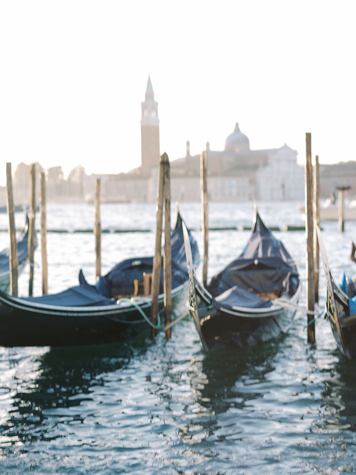 Gondole ormeggiate di fronte a San Giorgio Maggiore, Venezia