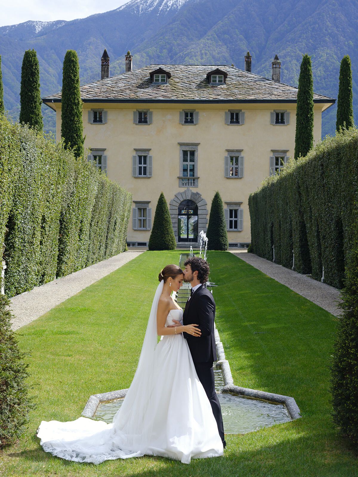 Brautpaar auf dem Rasen vor der Villa Balbiano, Comer See