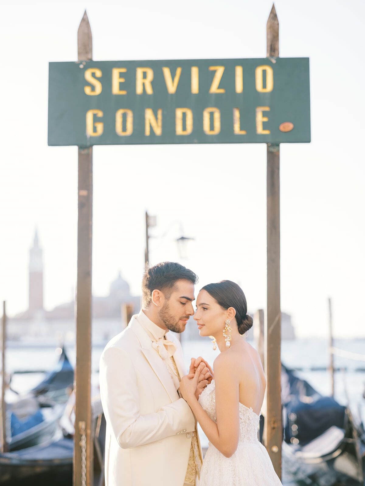 Sposi allo stazio delle gondole di Venezia