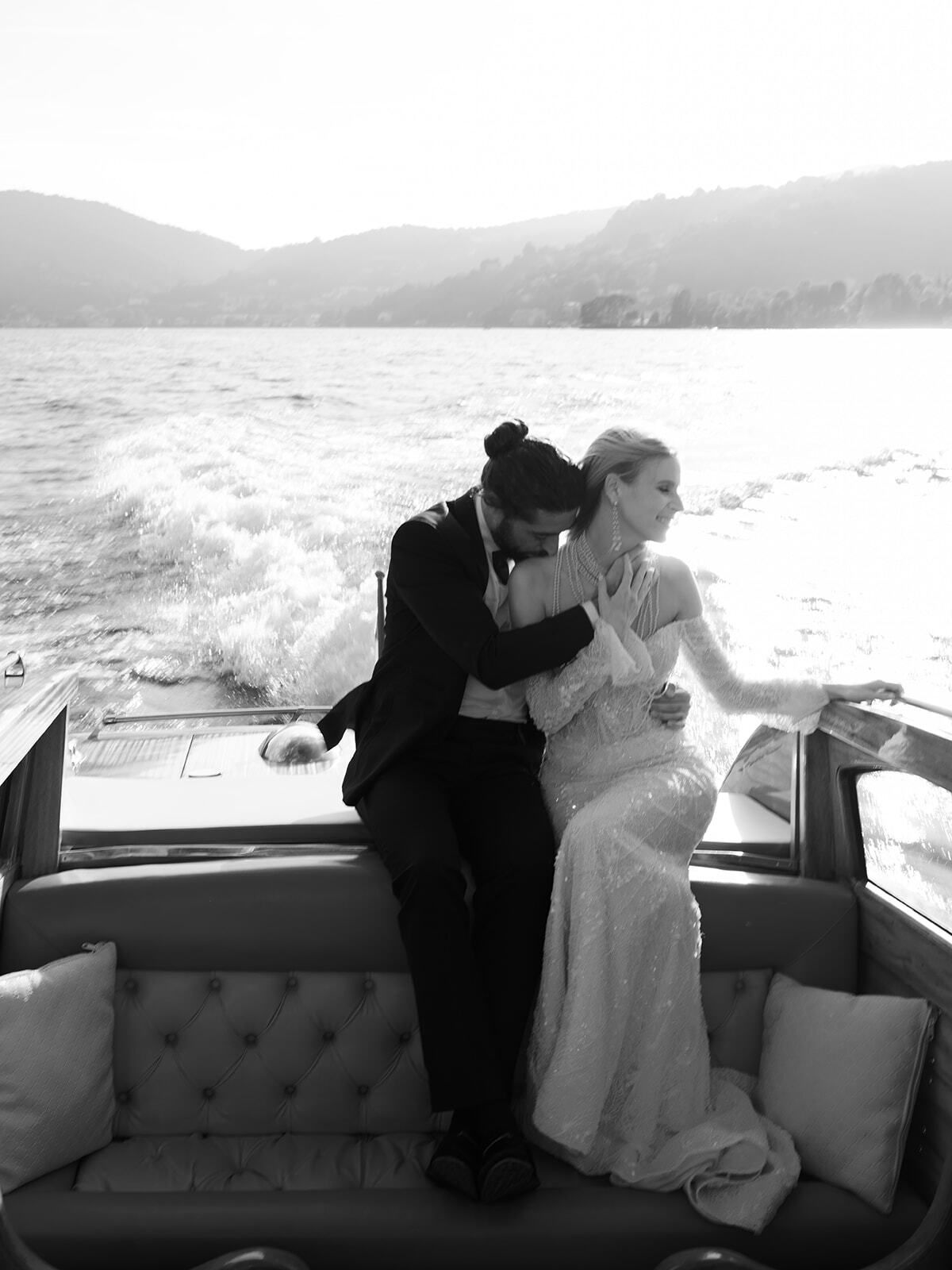 Foto en blanco y negro de Vanessa y Ricardo en una lancha a toda velocidad