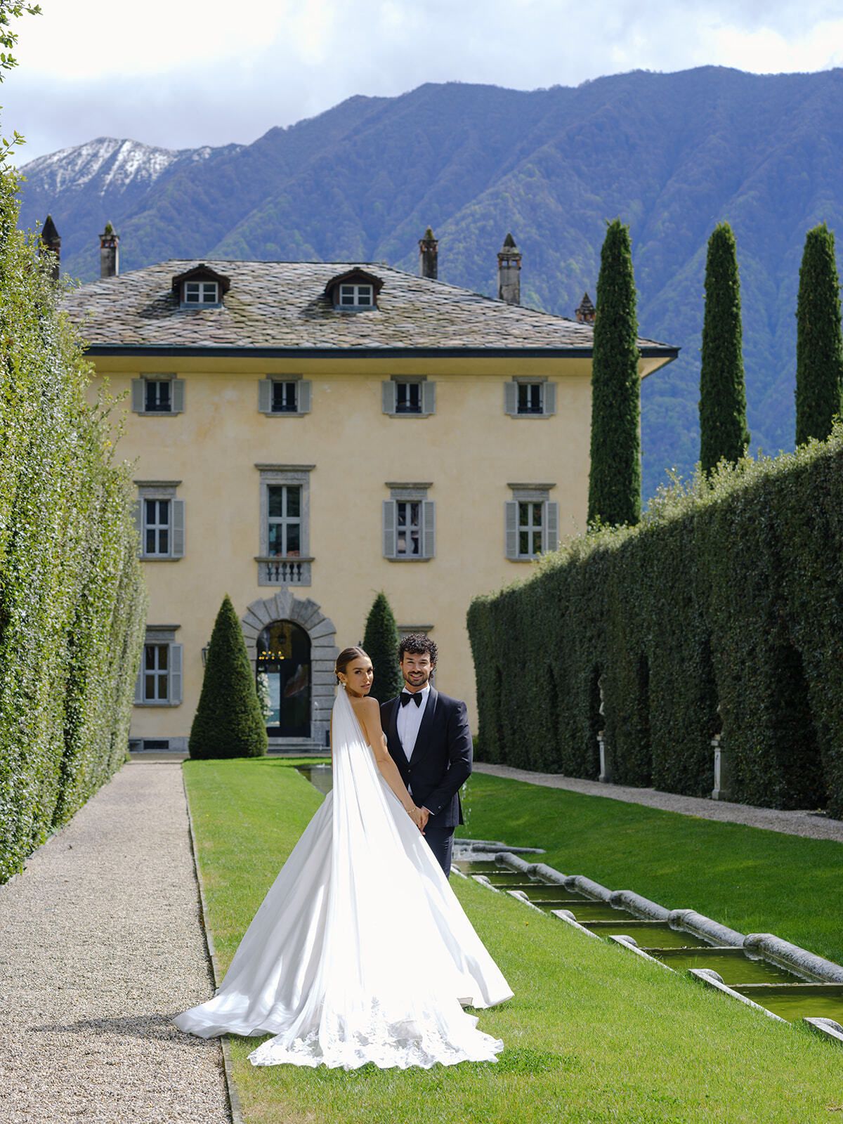 Brautpaar in den Gärten vor der Villa Balbiano