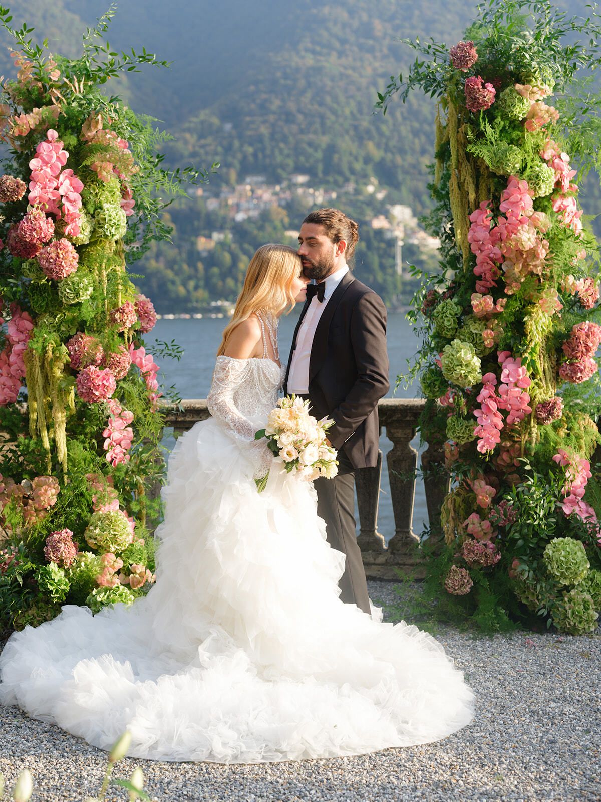 Mariés sous des colonnes florales au bord du lac de Côme